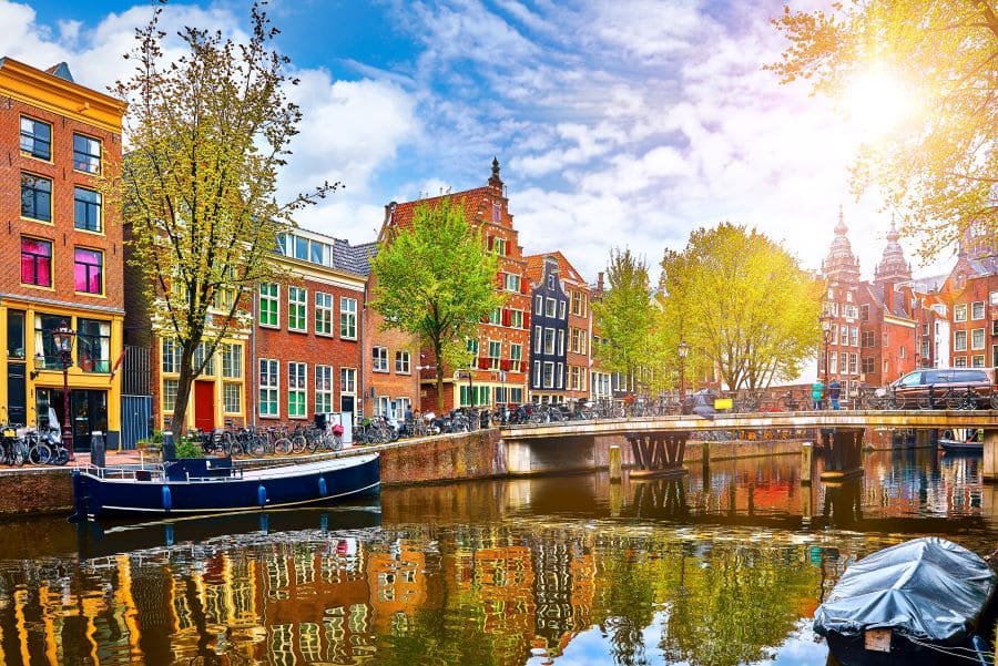 Utrecht hấp dẫn du khách với những kênh đào lãng mạn, nhà thờ nổi tiếng đến các bảo tàng nghệ thuật và khu vườn xanh mát, mang đến trải nghiệm không thể nào quên.