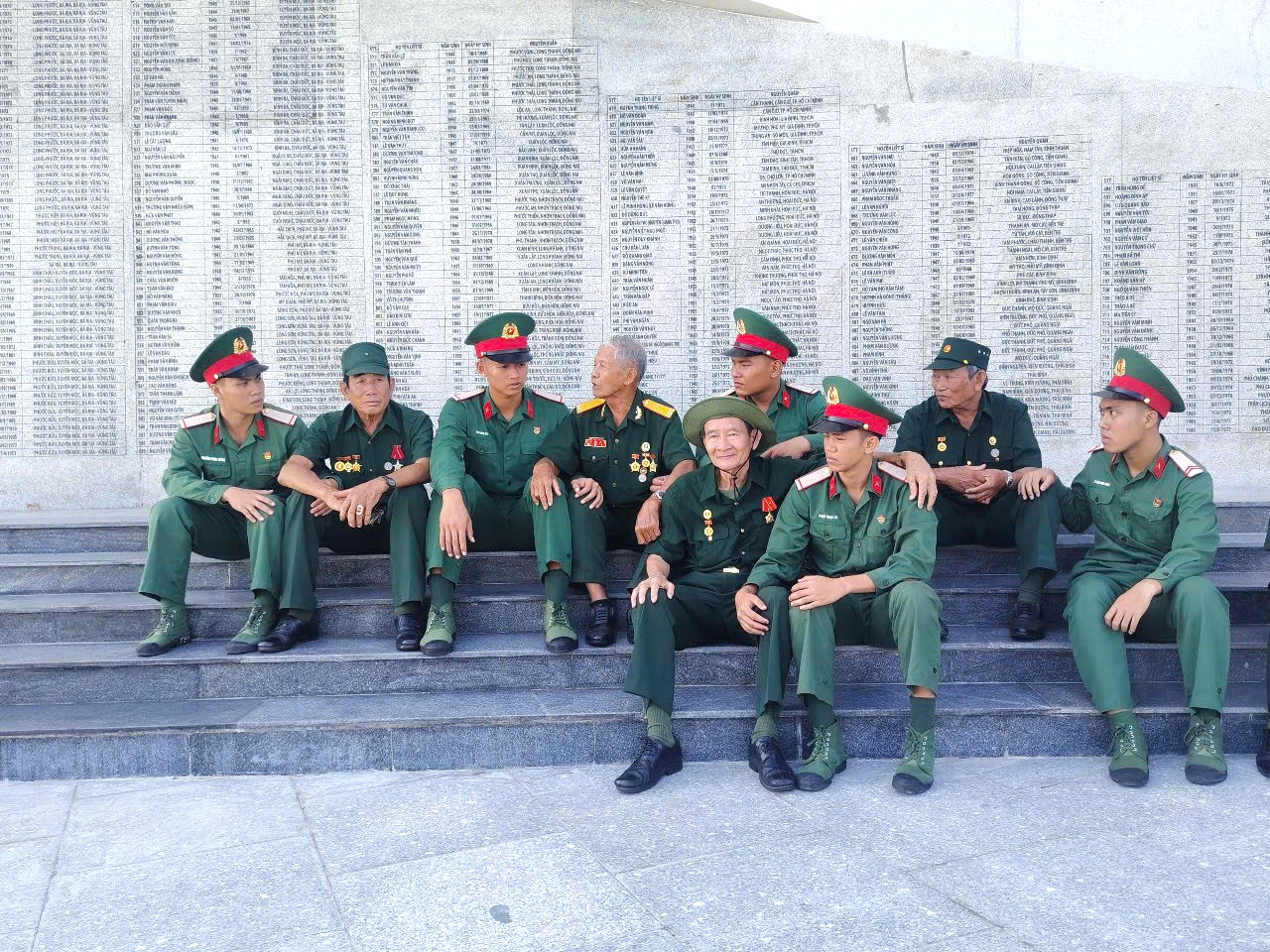 Cựu chiến binh Phạm Như Tu (62 Nguyễn Trãi, phường Phước Trung, TP.Bà Rịa) cùng đồng đội kể lại ký ức chiến tranh cho các chiến sĩ trẻ.
