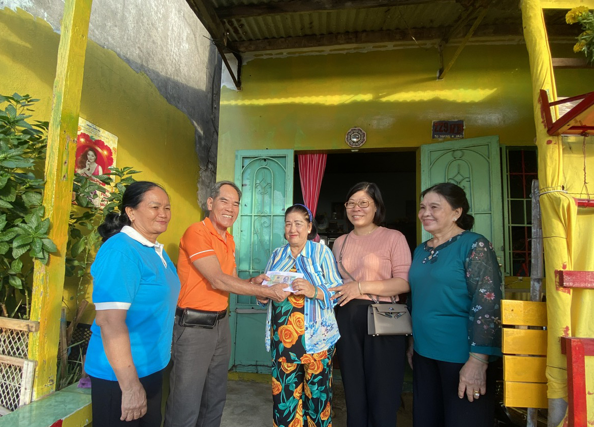 Ông Tống Nam Sơn trao tiền hỗ trợ bà Nguyễn Thị Hải, KP.1.