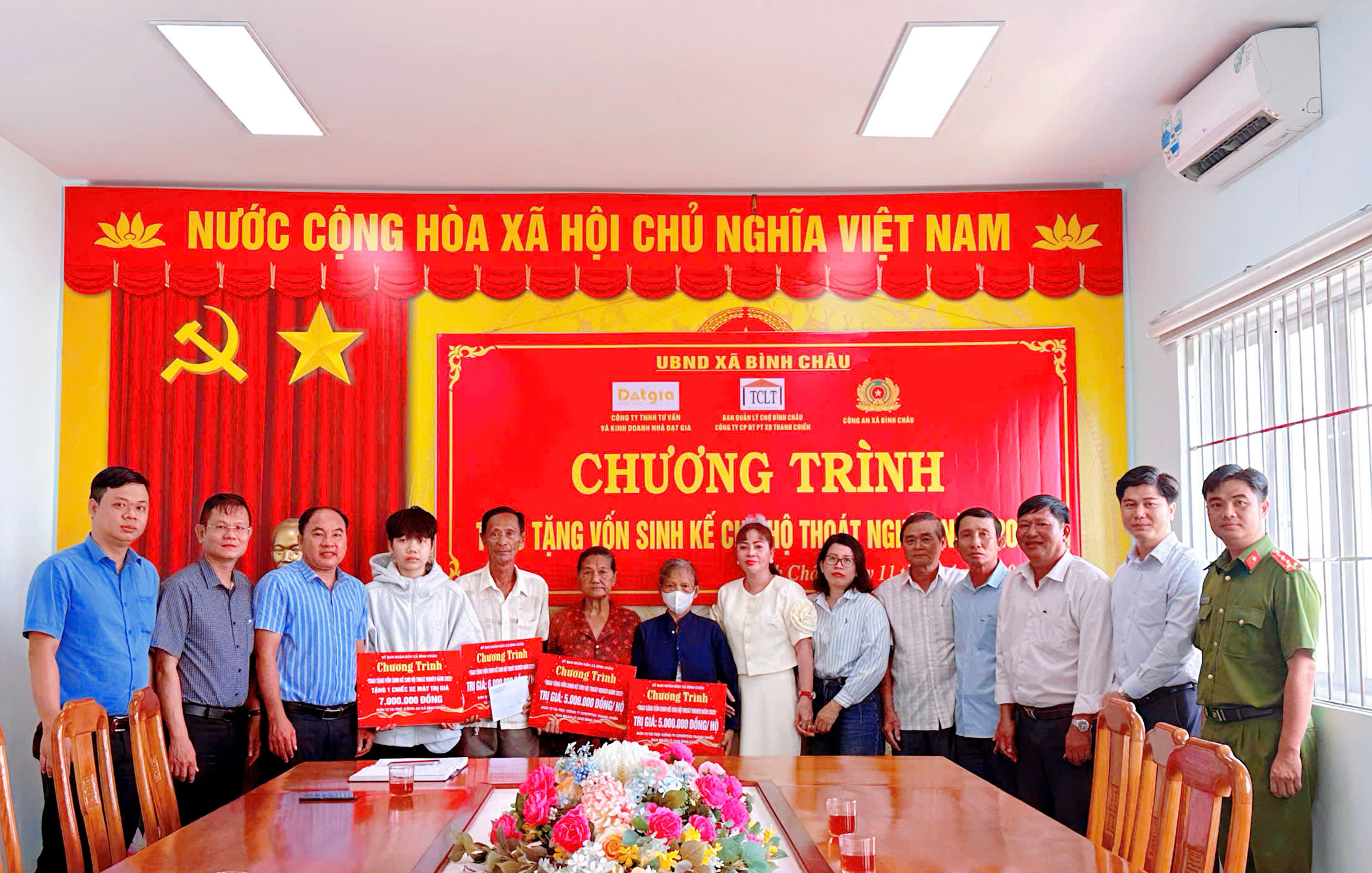 Lãnh đạo xã Bình Châu và nhà tài trợ trao bảng hỗ trợ sinh kế tới 4 hộ dân.