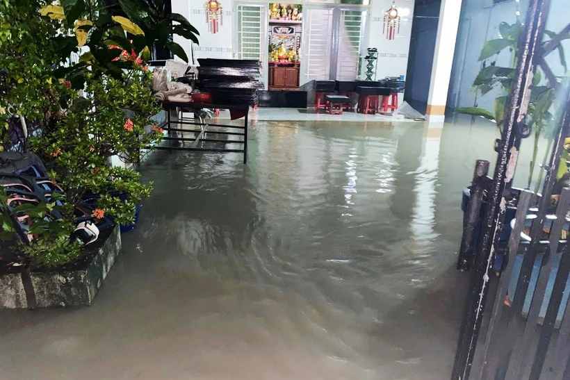 Mưa lớn kết hợp triều cường  gây ngập ở Đông Nam Bộ.