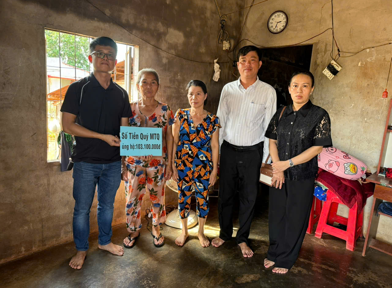 Hội Nông dân xã Bàu Chinh và mạnh thường quân trao tiền hỗ trợ cho gia đình bà Trần Thị Tuyết Mai .