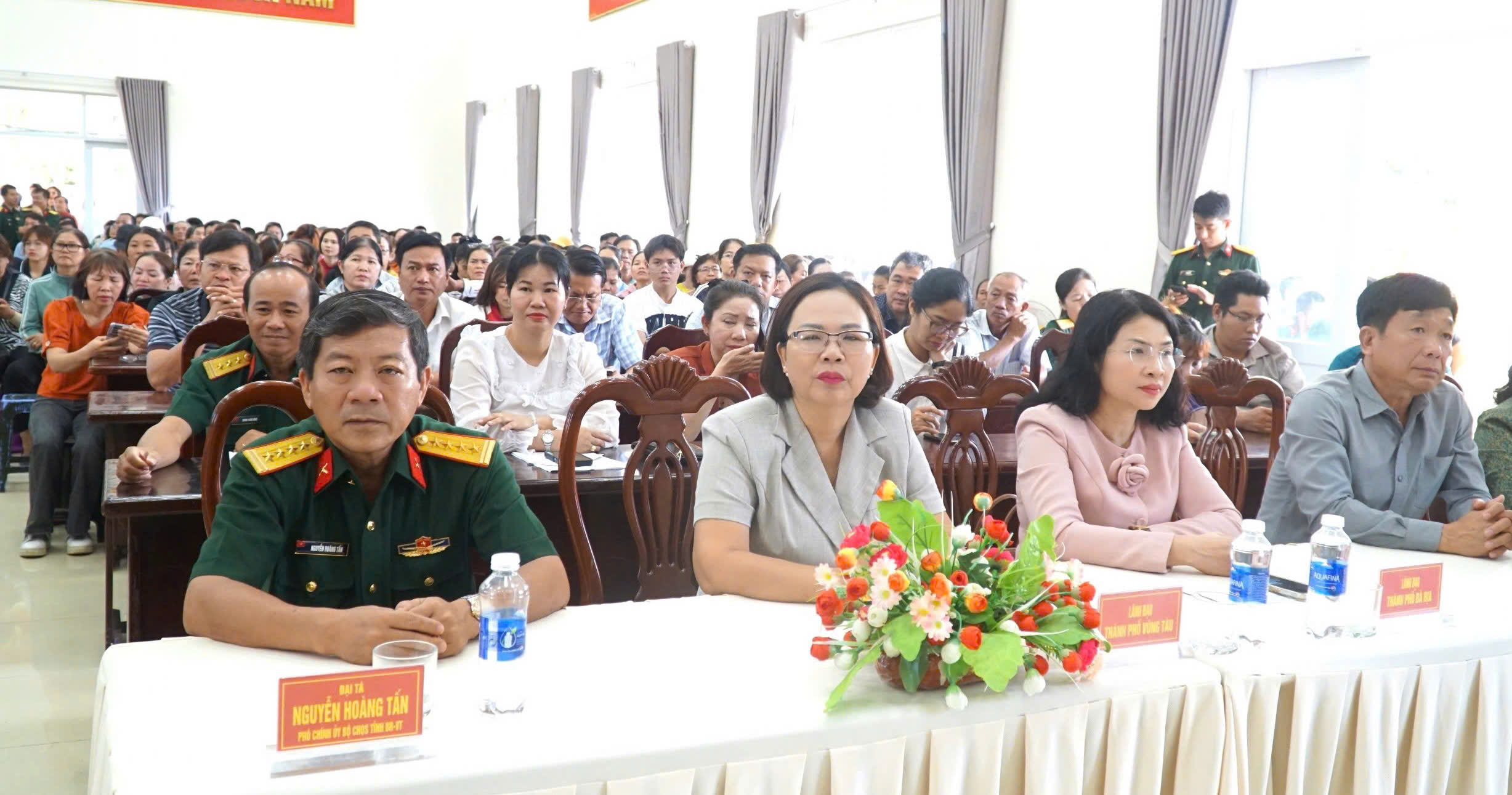 Lãnh đạo Bộ CHQS tỉnh, lãnh đạo các địa phương tham dự chương trình.