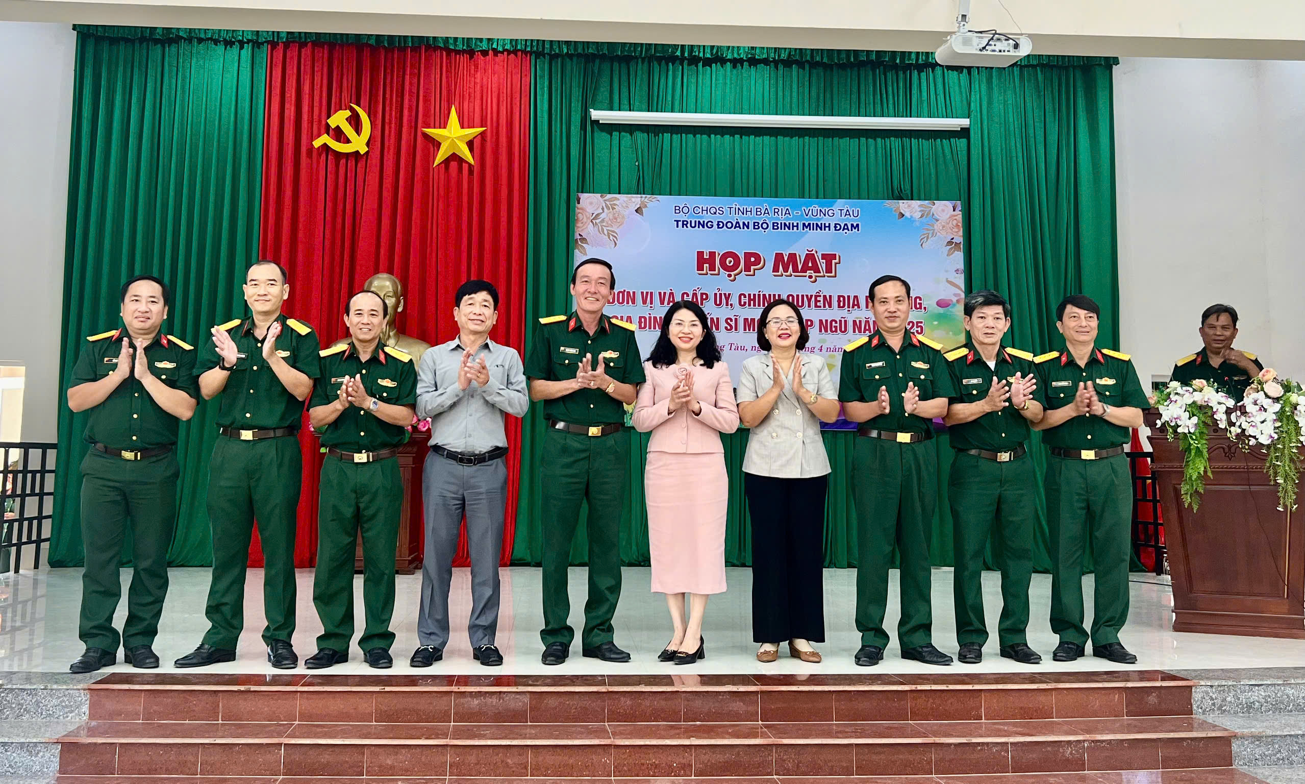 Đại diện cấp ủy, chính quyền các địa phương tham dự buổi gặp mặt chụp ảnh cùng lãnh đạo Trung đoàn Minh Đạm.