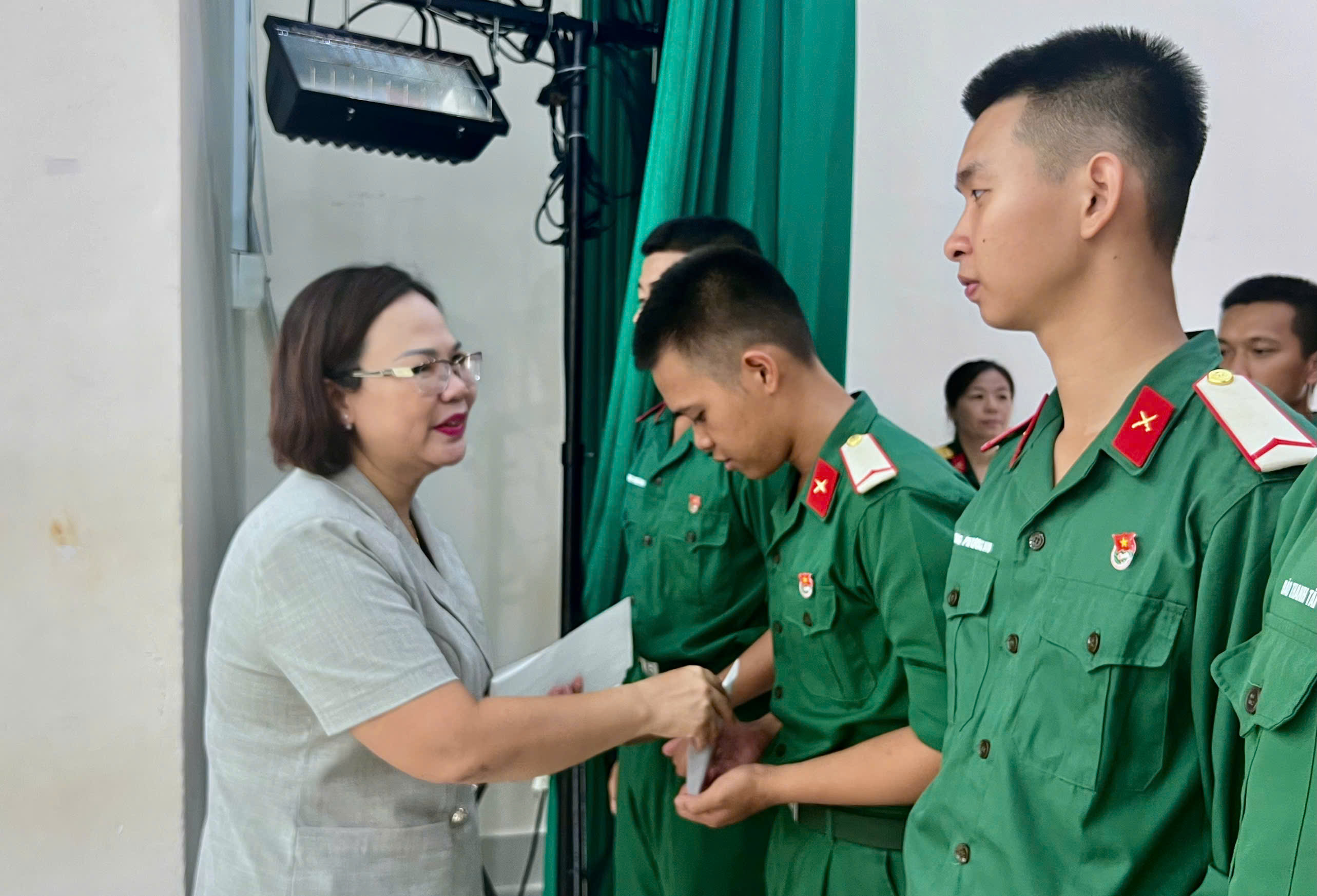 Bà Nguyễn Thị Thu Hương, Phó Chủ tịch UBND TP. Vũng Tàu tặng quà cho các CSM .
