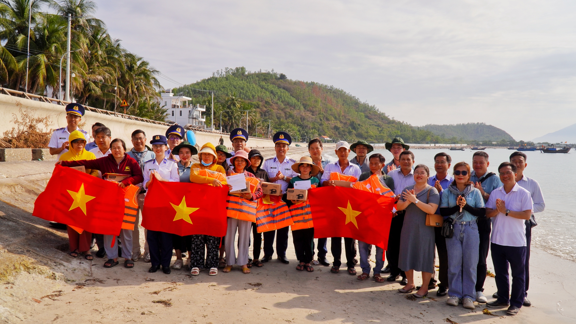 Ban Tổ chức chương trình thăm hỏi, động viên và tặng cờ Tổ quốc cùng các nhu yếu phẩm thiết yếu cho bà con ngư dân.