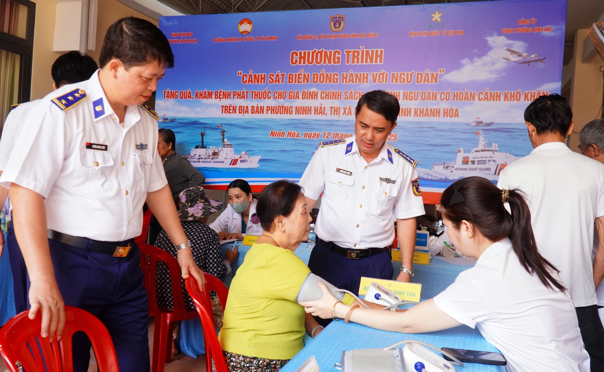 Bà còn ngư dân dân được thăm khám, tư vấn sức khỏe và cấp phát thuốc miễn phí tại chương trình.