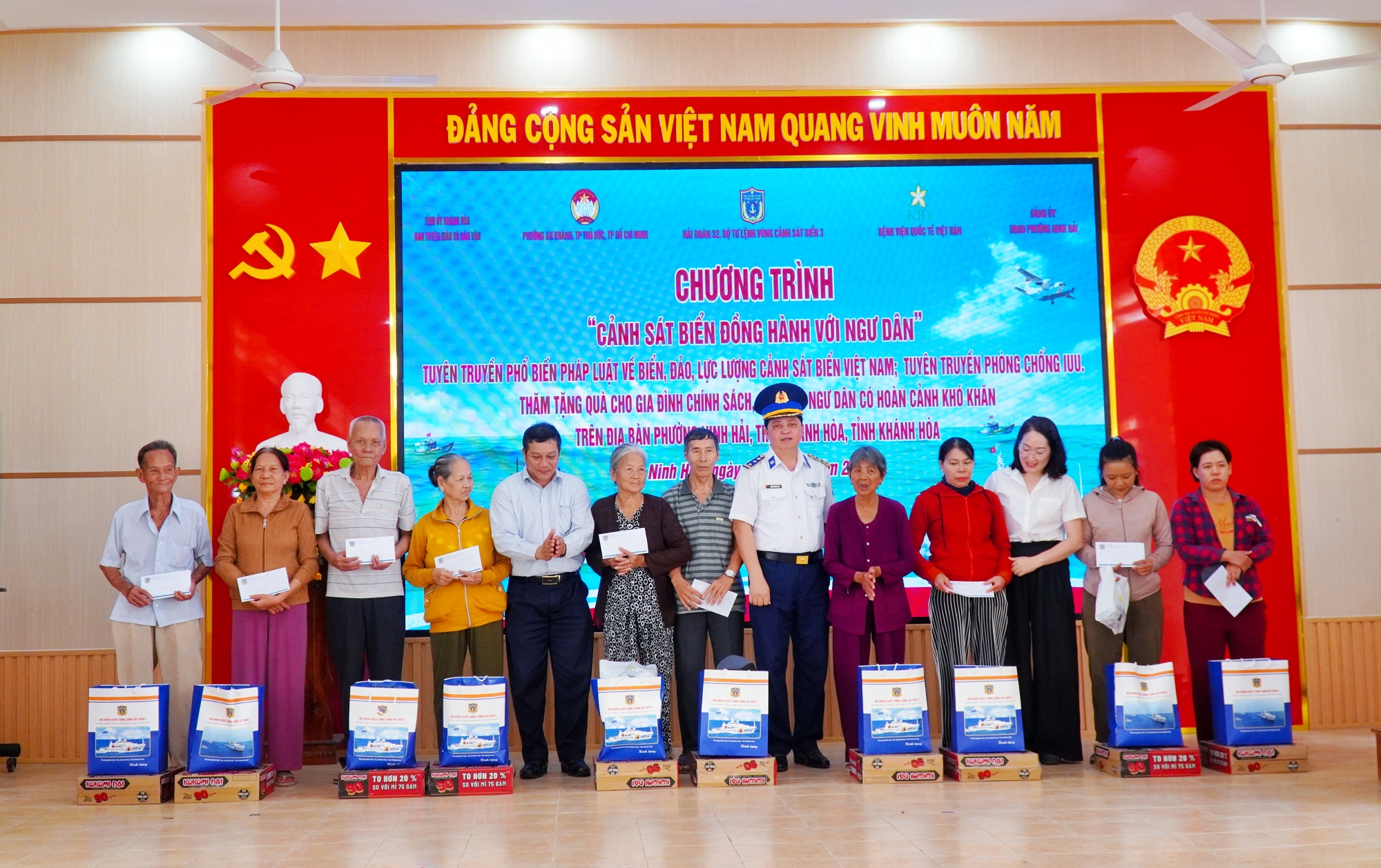 Ban tổ chức chức chương trình và các nhà đồng hành tặng quà cho ngư dân, gia đình chính sách có hoàn cảnh khó khăn.