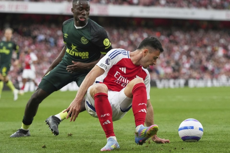 Arsenal bị Brentford cầm hòa, Liverpool tiến gần hơn đến ngôi vương.