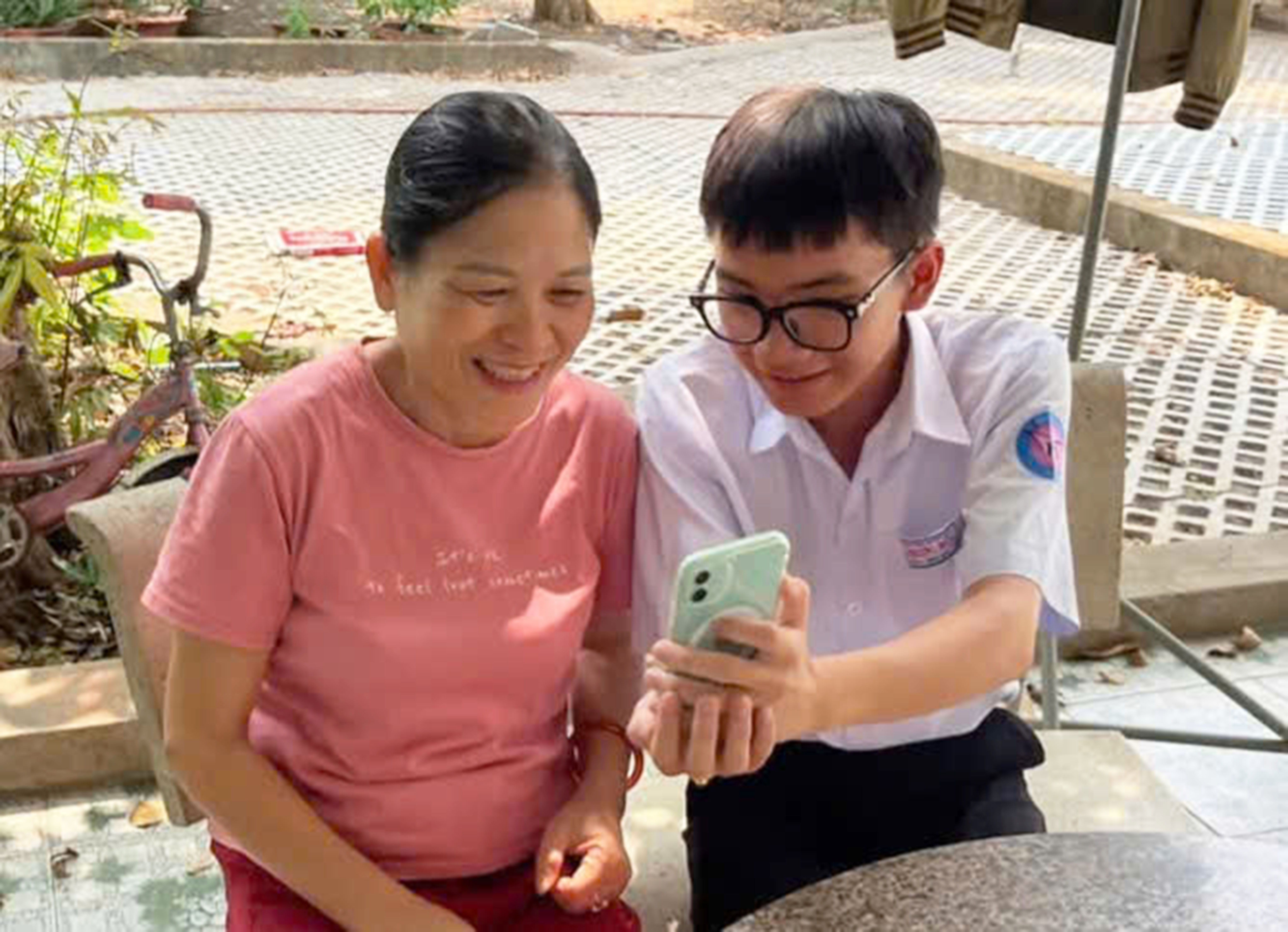 Người dân rất vui khi được học sinh tích hợp tích bảo hiểm y tế, giấy phép lái xe vào VNeID.