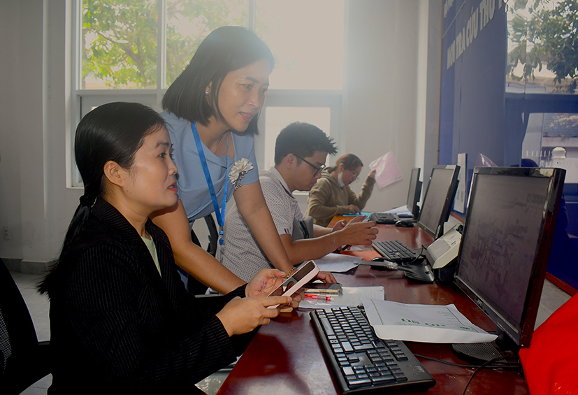 Bà Nguyễn Thị Huệ, Phó trưởng Đoàn kiểm tra cải cách hành chính tỉnh khảo sát nộp hồ sơ trực tuyến của người dân tại Bộ phận một cửa UBND TP.Phú Mỹ vào ngày 28/3/2025.