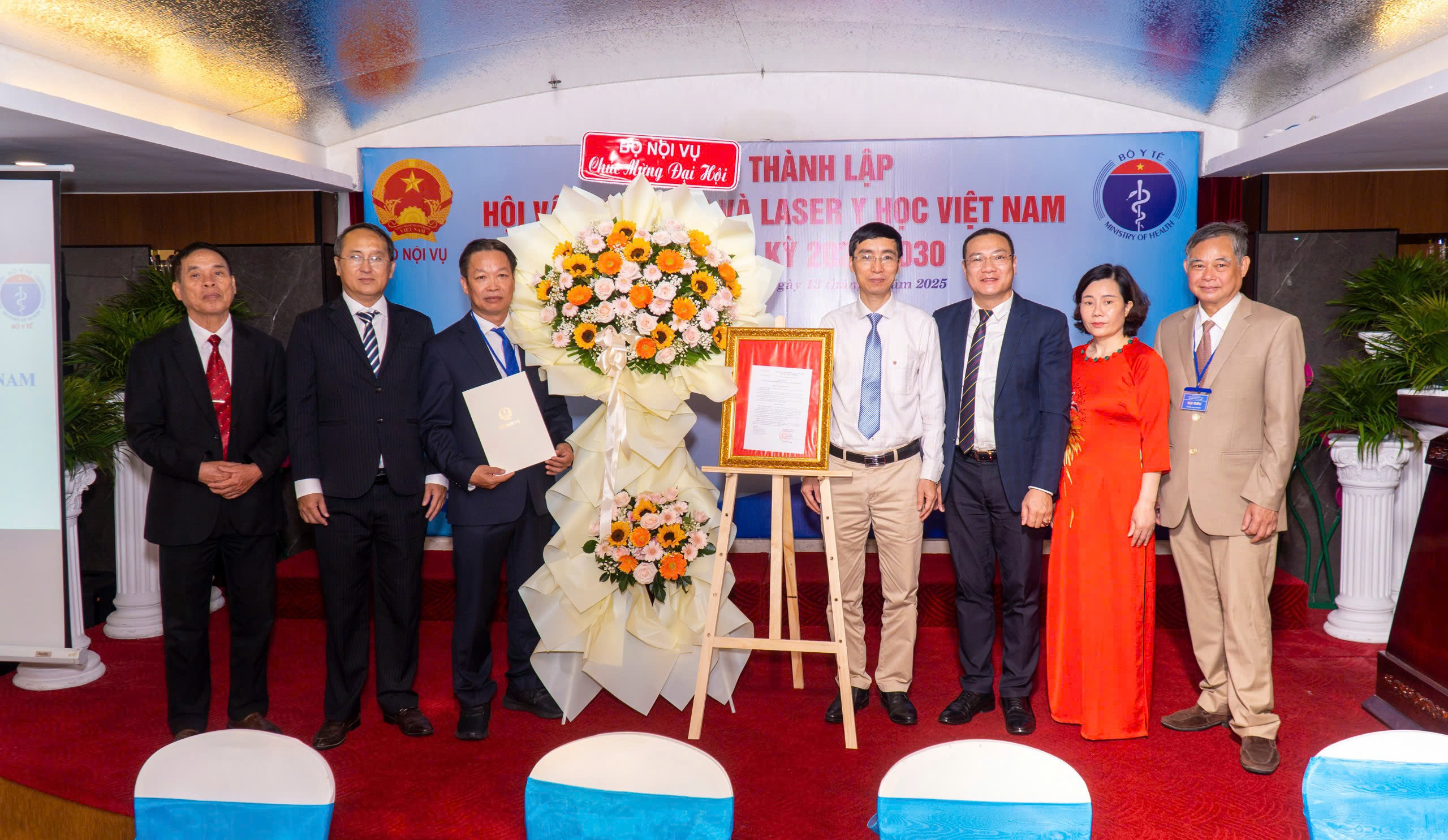 Bộ Nội vụ tặng hoa chúc mừng đại hội.