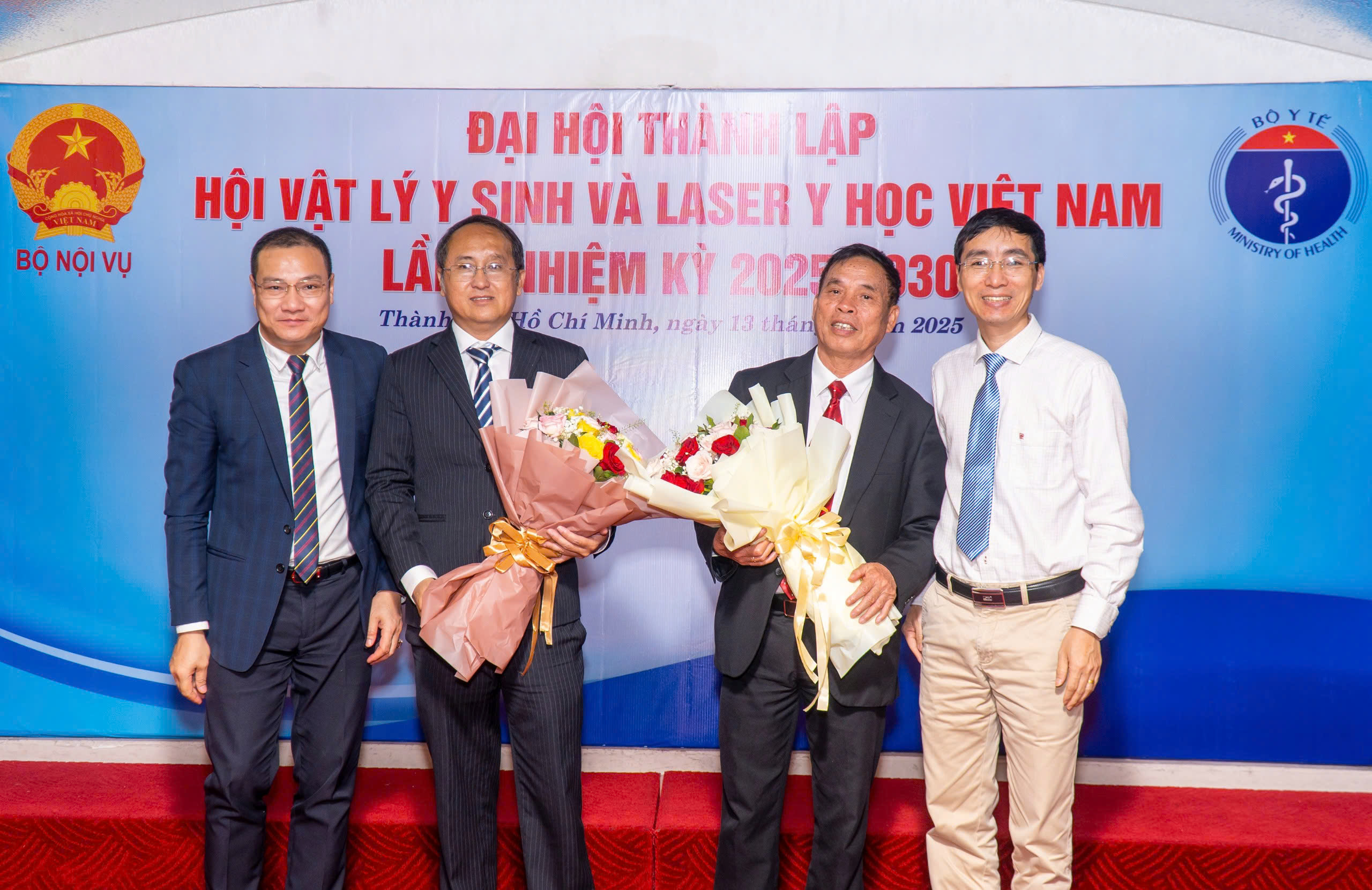 PGS-TS Phạm Thế Hiền (thứ hai từ trái sang), Phó Giám đốc Bệnh viện Vũng Tàu được bầu giữ chức Chủ tịch Hội Vật lý y sinh và laser y học Việt Nam 