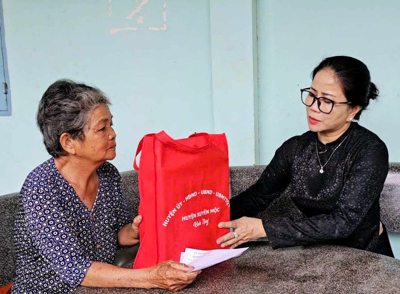 Bà Lê Thị Trang Đài, Chủ tịch UBND huyện Xuyên Mộc đến thăm, tặng quà bà Huỳnh Thị Kiên (vợ liệt sĩ)  tại xã Xuyên Mộc.