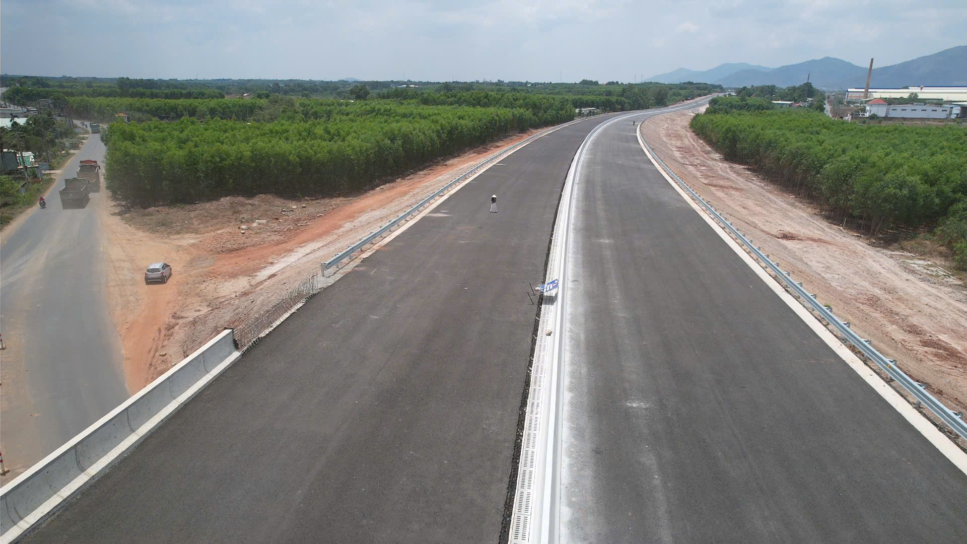 Hình ảnh cao tốc Biên Hòa-Vũng Tàu (đoạn qua tỉnh Bà Rịa-Vũng Tàu) vào sáng 14/4, sẵn sàng cho ngày thông tuyến.