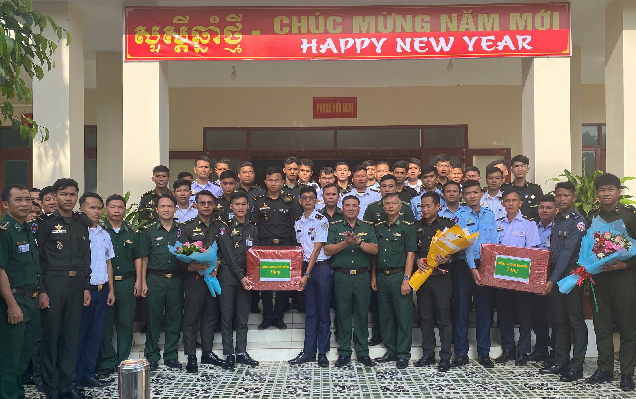 Ban Giám hiệu Trường Cao đẳng Biên phòng (Cơ sở 2)  thăm, tặng quà các học viên Campuchia nhân dịp  Tết cổ truyền Campuchia.