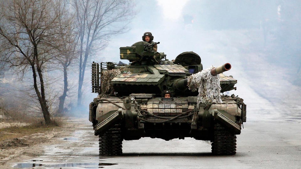 Xe tăng Ukraine tiến về tiền tuyến ở vùng Luhansk.