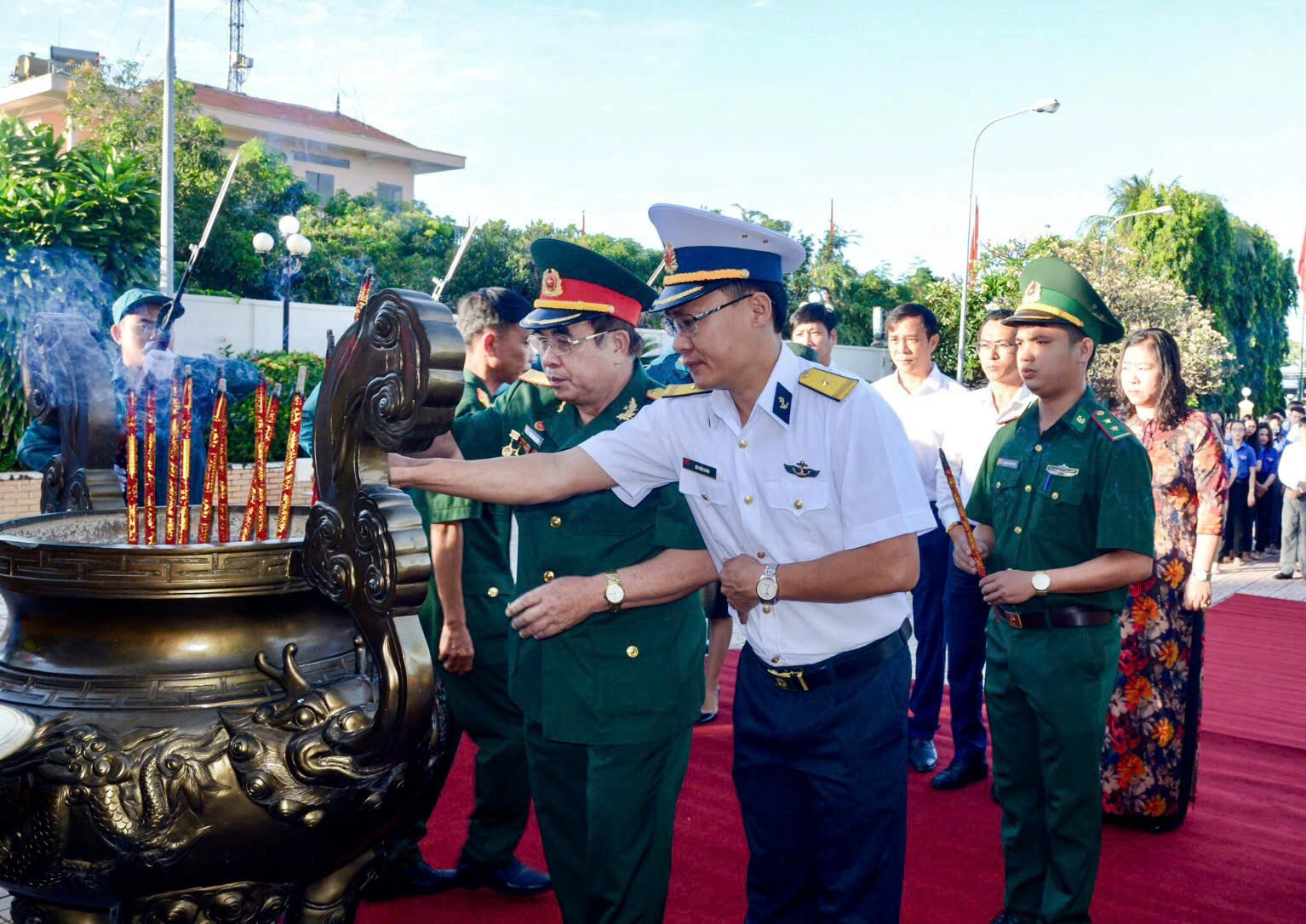 Cựu chiến binh Sư đoàn Sao Vàng Phạm Quang Lập, hiện là đại diện Ban liên lạc Sư đoàn Sao Vàng,  Phó Chủ tịch Thường trực Hội Hỗ trợ gia đình liệt sĩ tỉnh (hàng đầu, thứ 2 từ trái qua) thắp hương tưởng nhớ đồng đội đã hy sinh tại Bia tưởng niệm liệt sĩ cầu Cỏ May (phường 12, TP.Vũng Tàu).