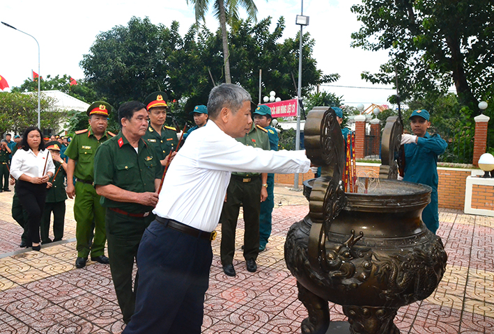 Các cựu chiến binh TP.Vũng Tàu thắp hương tưởng nhớ các anh hùng liệt sĩ tại Bia tưởng niệm liệt sĩ cầu Cỏ May (phường 12, TP.Vũng Tàu).