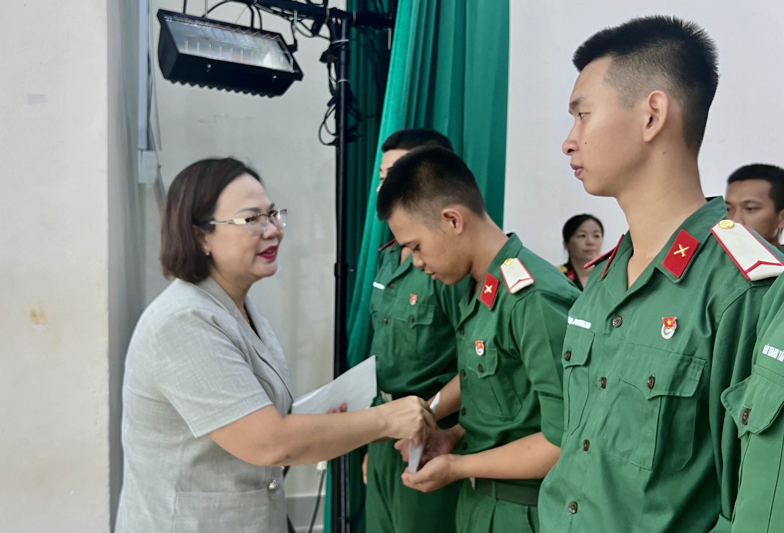 Lãnh đạo TP. Vũng Tàu tặng quà cho CSM tại buổi gặp mặt đơn vị, cấp ủy, chính quyền và thân nhân CSM do Trung đoàn Minh Đạm tổ chức.