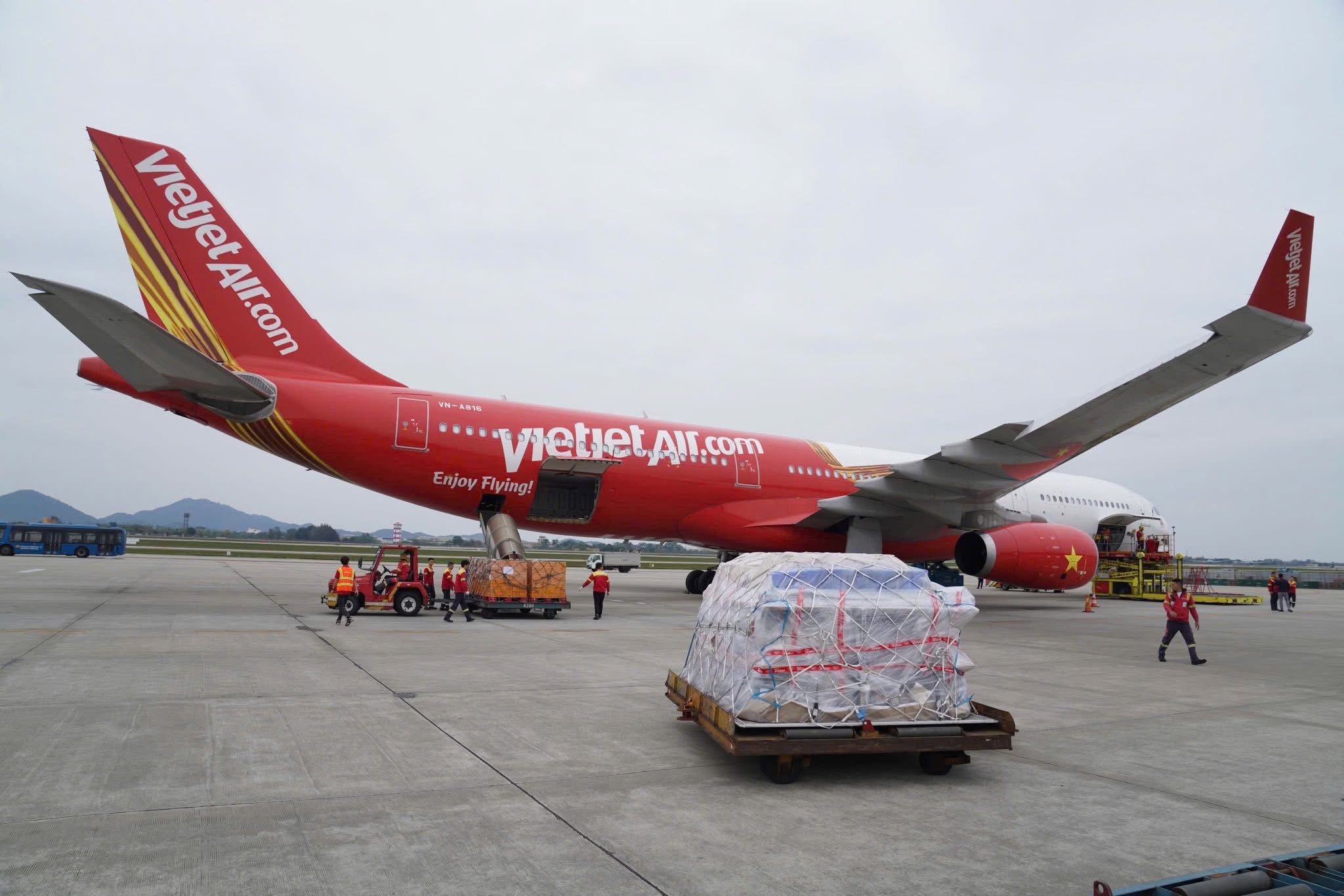 Từ ngày 19/4, Vietjet chính thức khai thác đường bay thẳng Hà Nội - Côn Đảo và TP.Hồ Chí Minh-Côn Đảo.