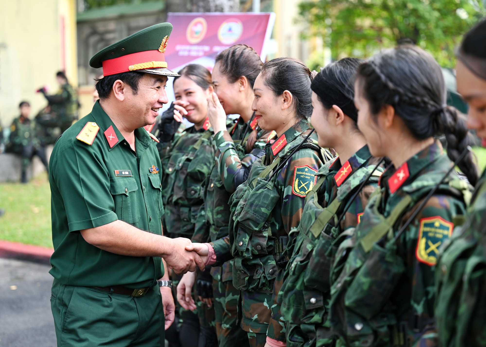 Trung tá Ngô Khánh, Chính ủy Bộ Chỉ huy Quân sự tỉnh thăm hỏi, động viên nữ cán bộ, chiến sĩ thuộc Bộ Chỉ huy Quân sự tỉnh tham gia luyện tập diễu binh khối nữ đặc công Sài Gòn.