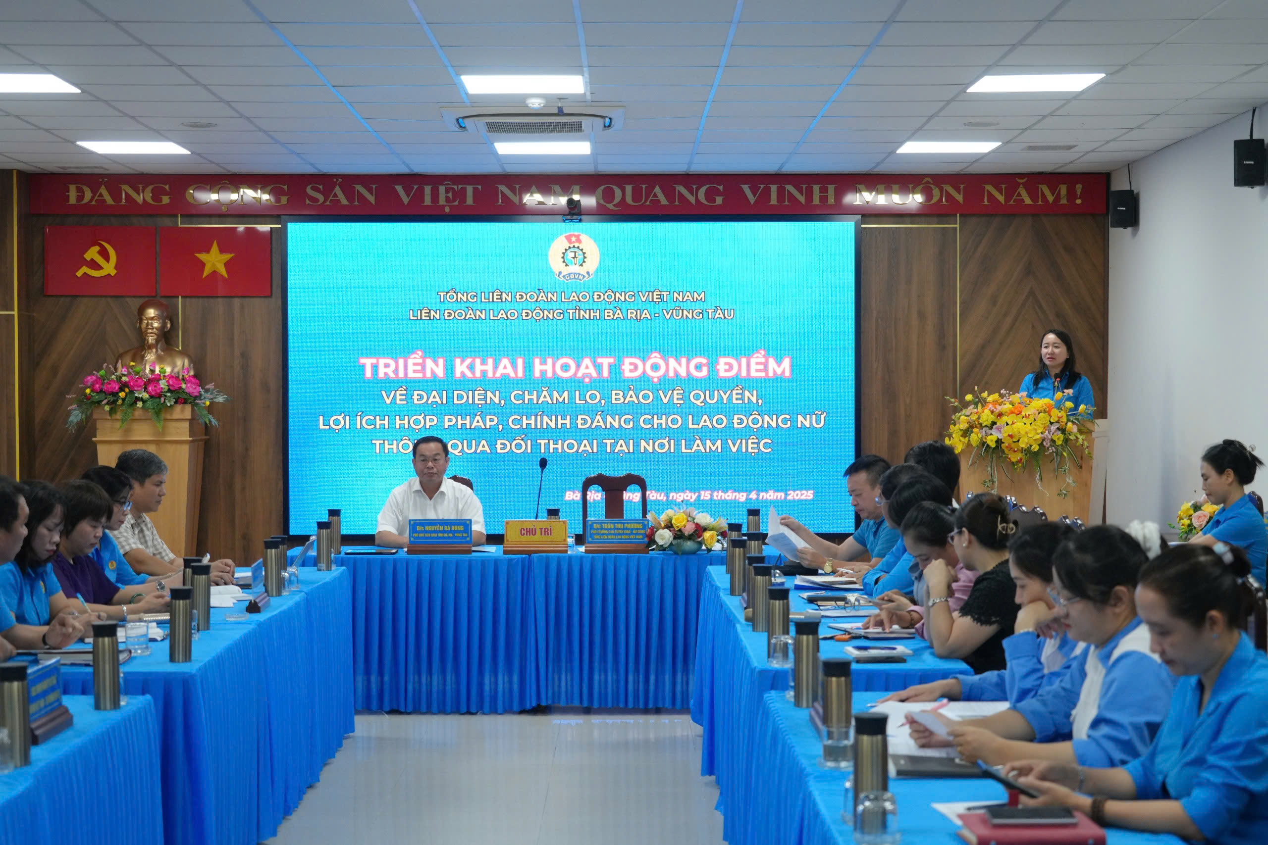 Đại biểu tham gia hội nghị.
