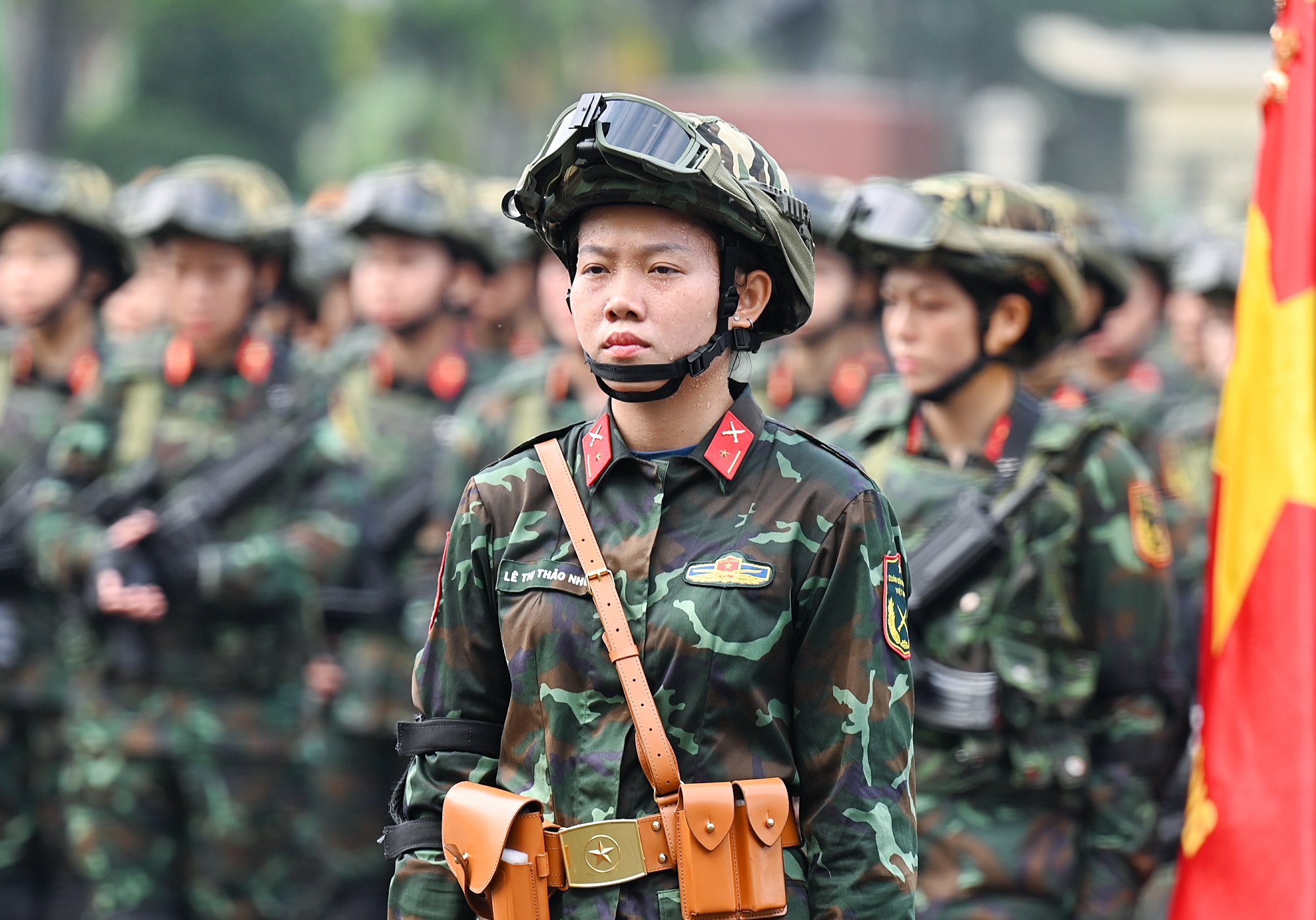Những giọt mồ hô ướt đẫm trên khuôn mặt và quân phục nhưng cán bộ, chiến sĩ vẫn kiên trì, quyết tâm luyện tập, hoàn thành xuất sắc nhiệm vụ được giao.