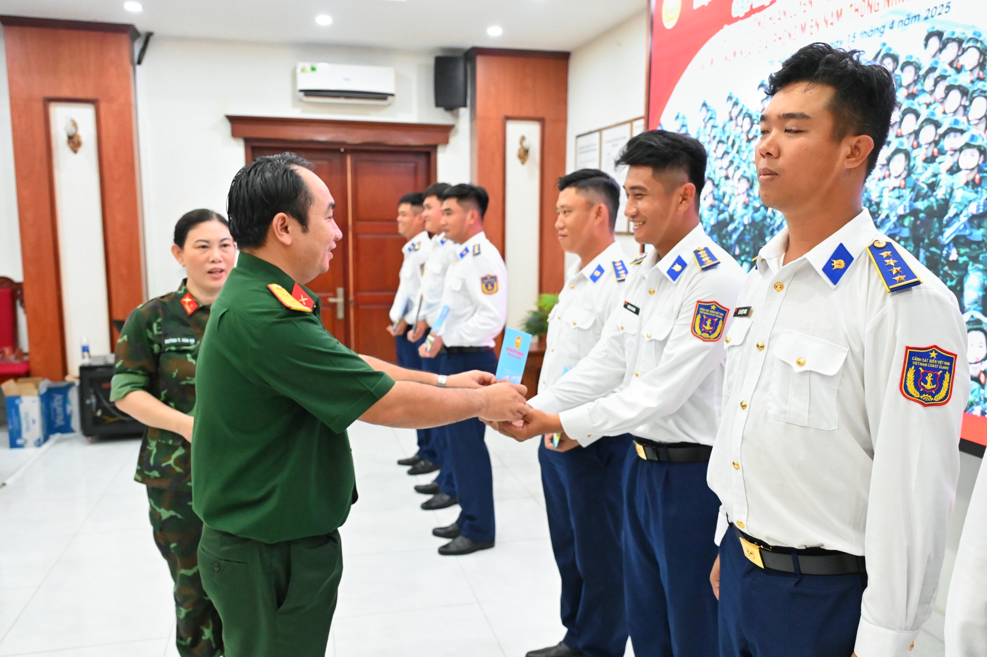 Trung tá Ngô Khánh, Chính ủy Bộ Chỉ huy Quân sự tỉnh tặng quà khối cán bộ, chiến sĩ Cảnh Sát biển tham gia luyện tập.