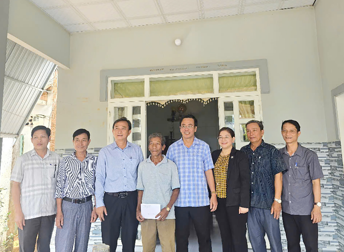 Ông Lê Hồng Ngọc, Phó Chủ tịch UBMTTQ Việt Nam tỉnh cùng đoàn công tác thăm, tặng quà ông Tòng Văn Chiến, người có uy tín trong đồng bào dân tộc Châu Ro, xã Hòa Bình, huyện Xuyên Mộc.