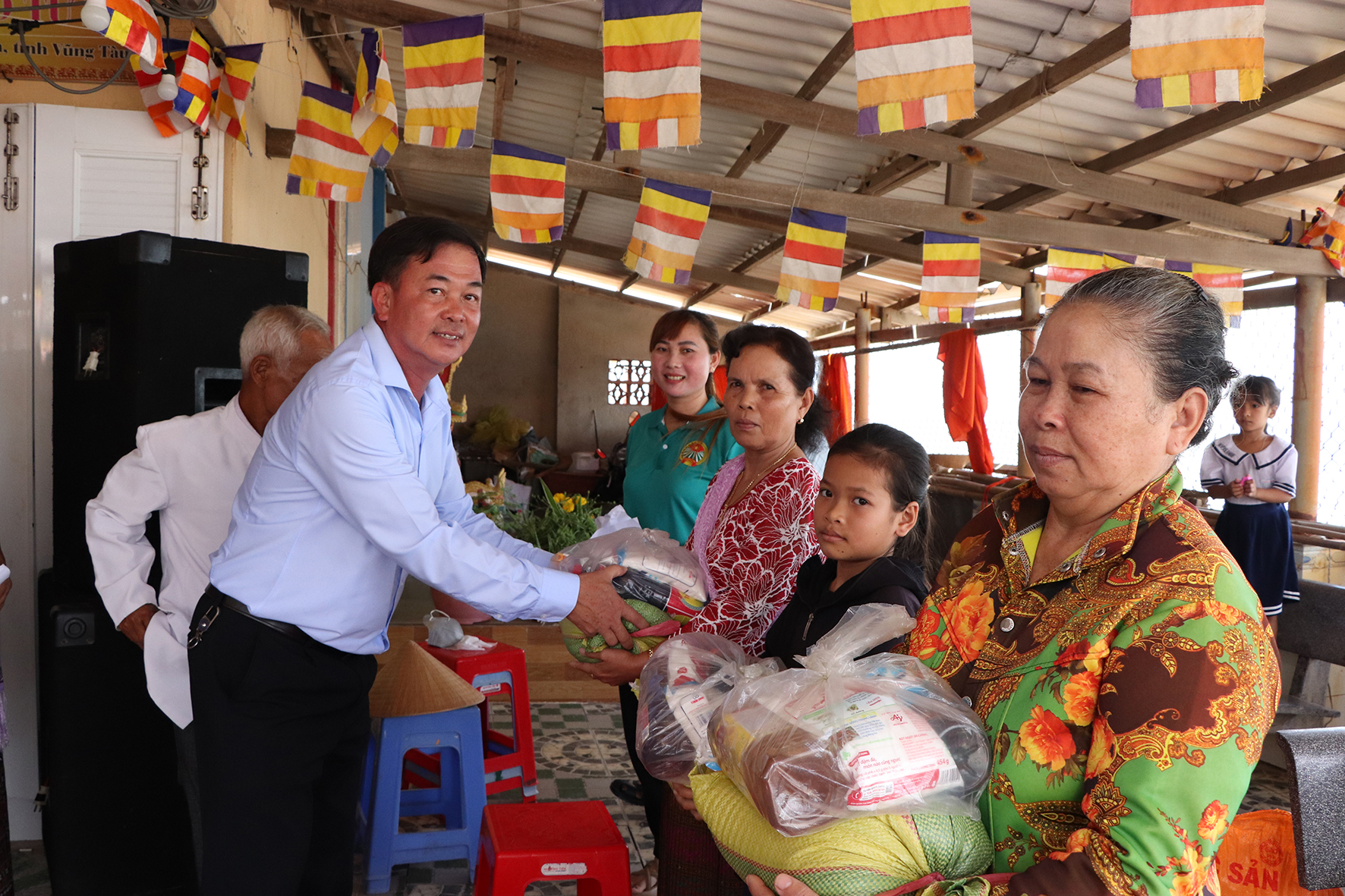 Ông Nguyễn Xuân Tiến, Bí thư Đảng ủy TT.Long Hải trao quà cho các hộ đồng bào Khmer khu phố Hải Phong 1.