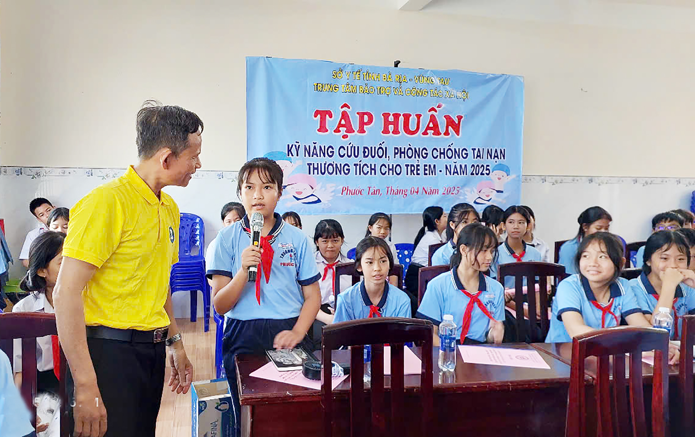 Báo cáo viên của Trung tâm Bảo trợ và công tác xã hội trao đổi, giúp HS hiểu kỹ về các nguyên tắc an toàn trong môi trường nước.