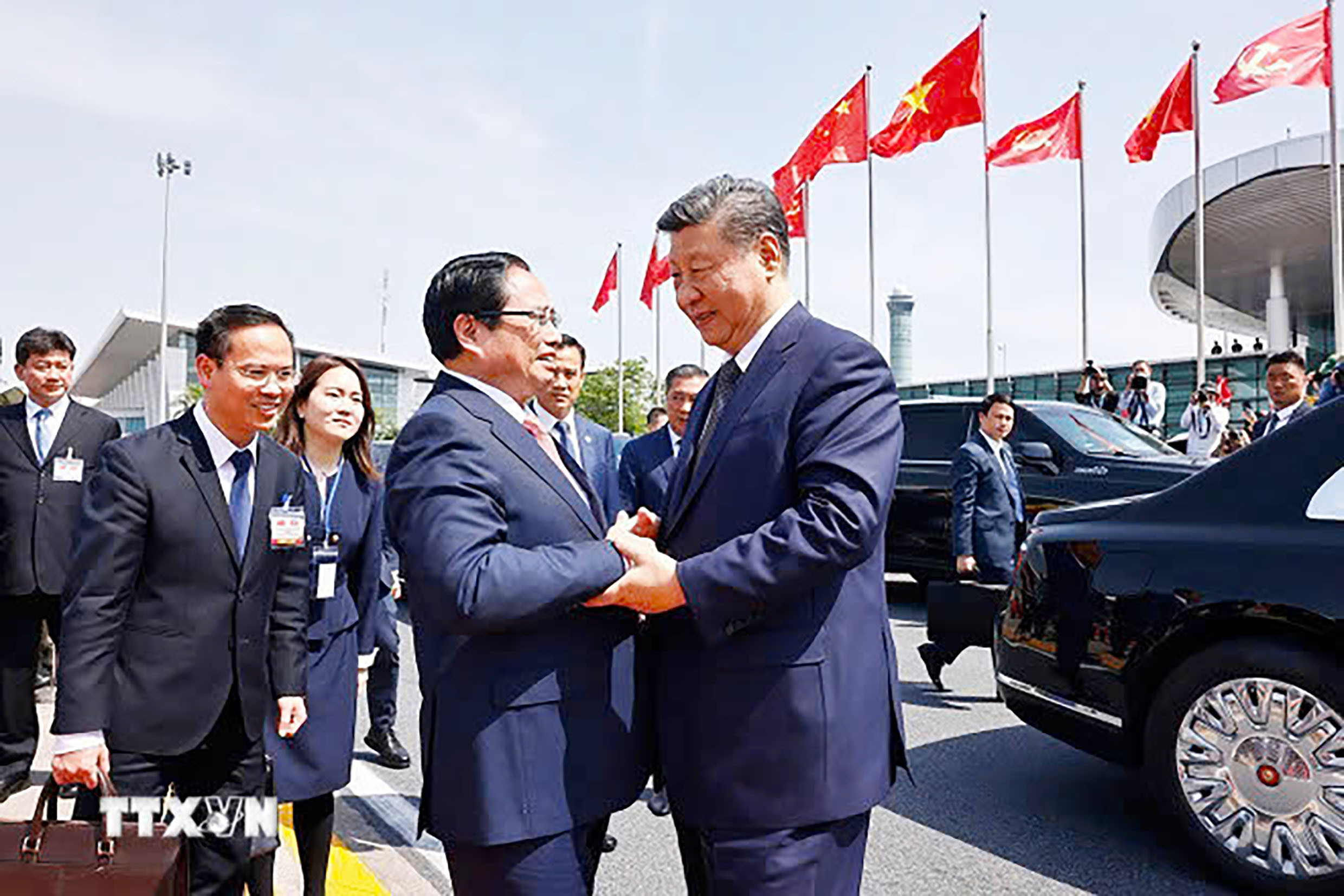 Thủ tướng Chính phủ Phạm Minh Chính tiễn Tổng Bí thư, Chủ tịch nước Tập Cận Bình tại Sân bay quốc tế Nội Bài. Ảnh: DOÃN TẤN