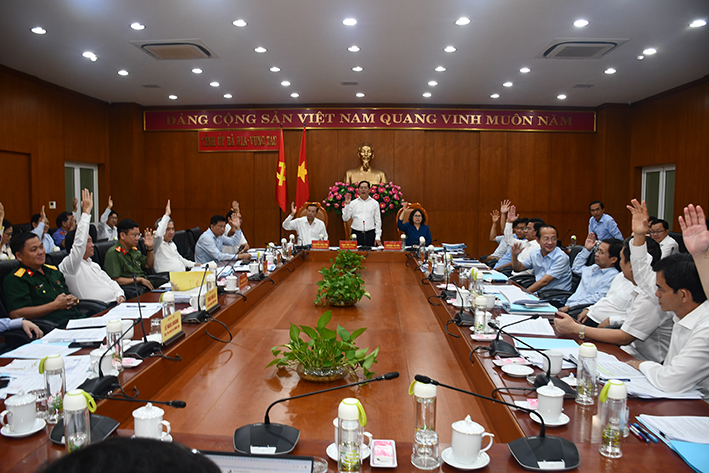 Ban Chấp hành Đảng bộ tỉnh biểu quyết chọn phương án 1 tại hội nghị.