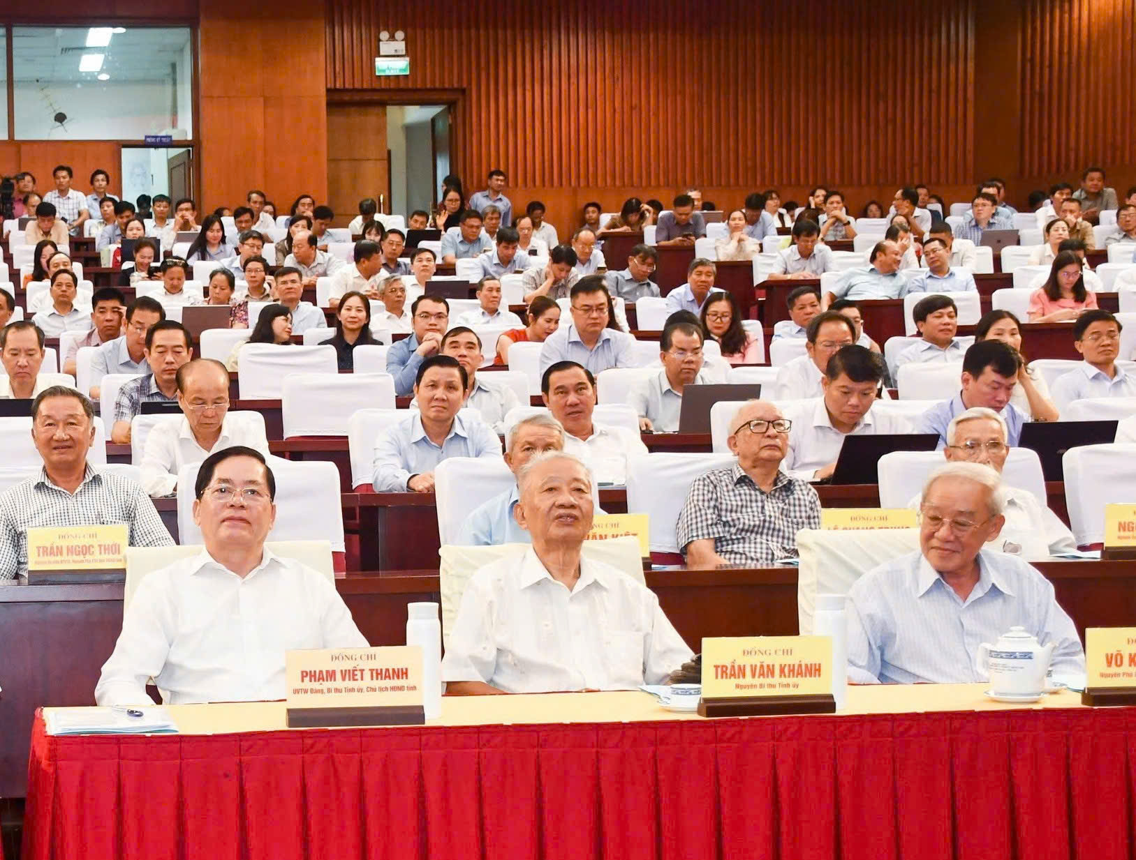 Ông Phạm Viết Thanh, Ủy viên Trung ương Đảng, Bí thư Tỉnh ủy, Chủ tịch HĐND tỉnh Bà Rịa-Vũng Tàu và các đại biểu tham dự tại điểm cầu Hội trường Trung tâm hội nghị tỉnh.