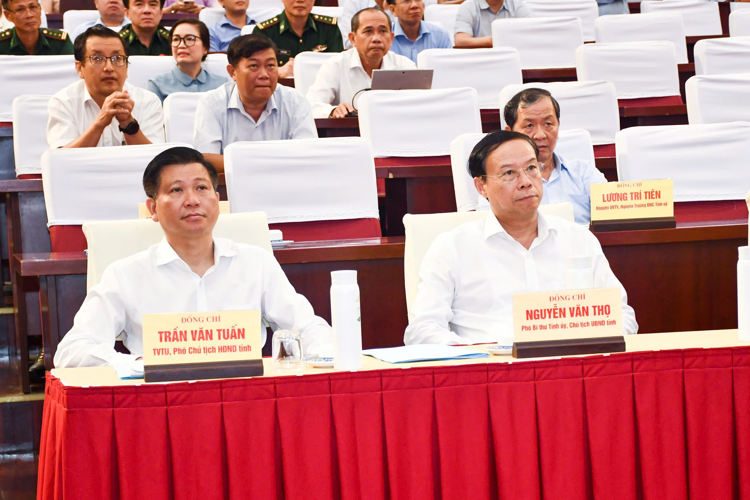 Ông Nguyễn Văn Thọ, Phó Bí thư Tỉnh ủy, Chủ tịch UBND tỉnh Bà Rịa-Vũng Tàu và các đại biểu tham dự tại điểm cầu Hội trường Trung tâm hội nghị tỉnh.
