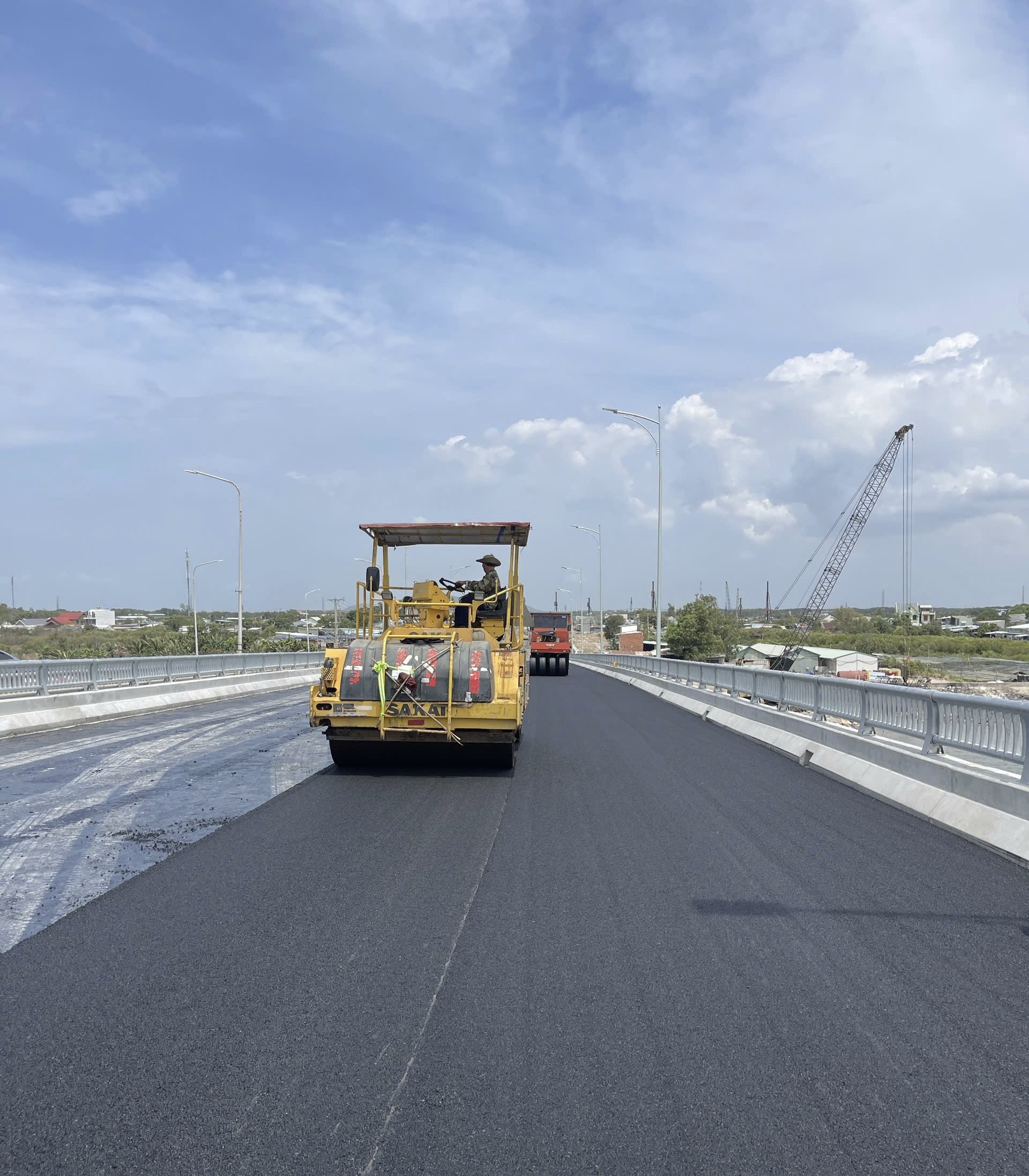 Thảm nhựa mặt cầu Cửa Lấp vào sáng 16/4.