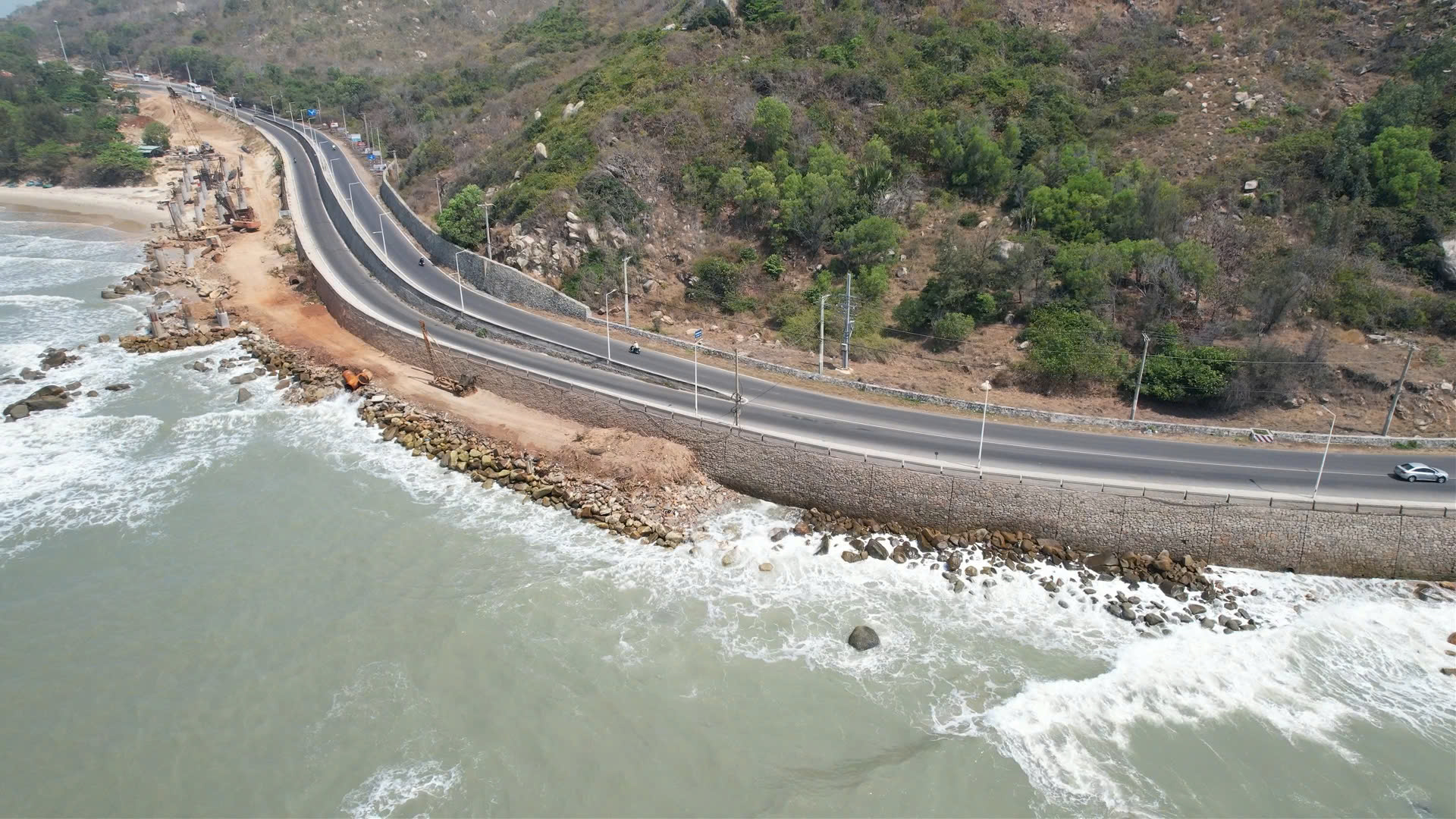 Đường ĐT 994 dài gần 80km là dự án trọng điểm của tỉnh Bà Rịa-Vũng Tàu, chia thành 8 gói thầu, nhằm nâng cấp và xây mới các tuyến huyết mạch. Dự kiến hoàn thành quý III/2026, tuyến đường sẽ kết nối cảng, sân bay và vùng du lịch biển.