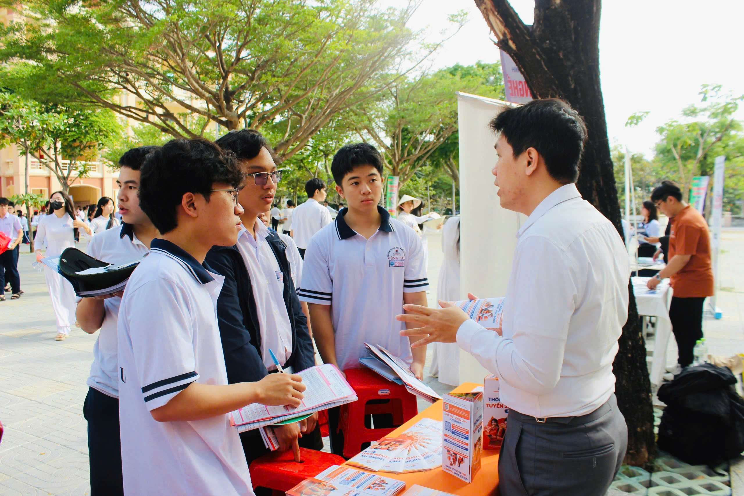 HS lớp 12 Trường THPT Vũng Tàu (TP.Vũng Tàu) lắng nghe tư vấn về kỳ thi tốt nghiệp THPT và kỳ tuyển sinh ĐH, CĐ năm 2025.
