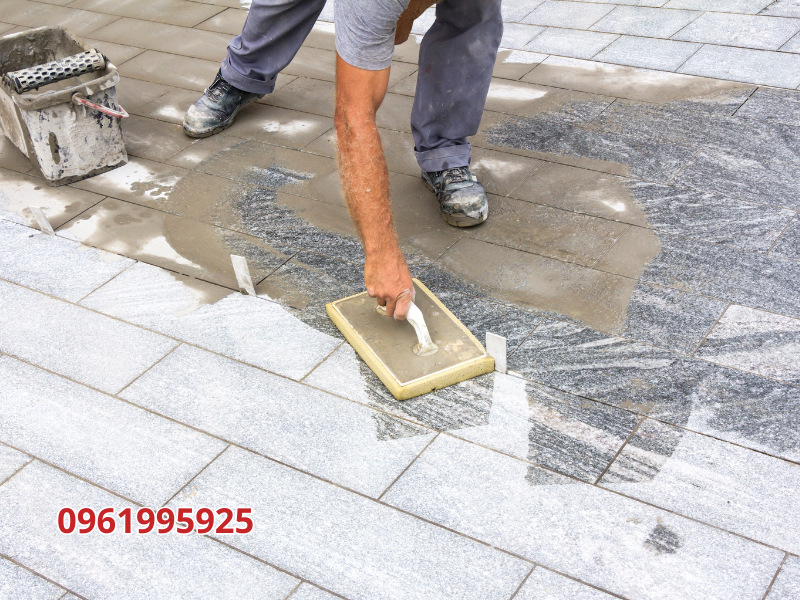 Sân thượng lát gạch cần được chống thấm ron gạch đúng cách để đảm bảo chất lượng công trình