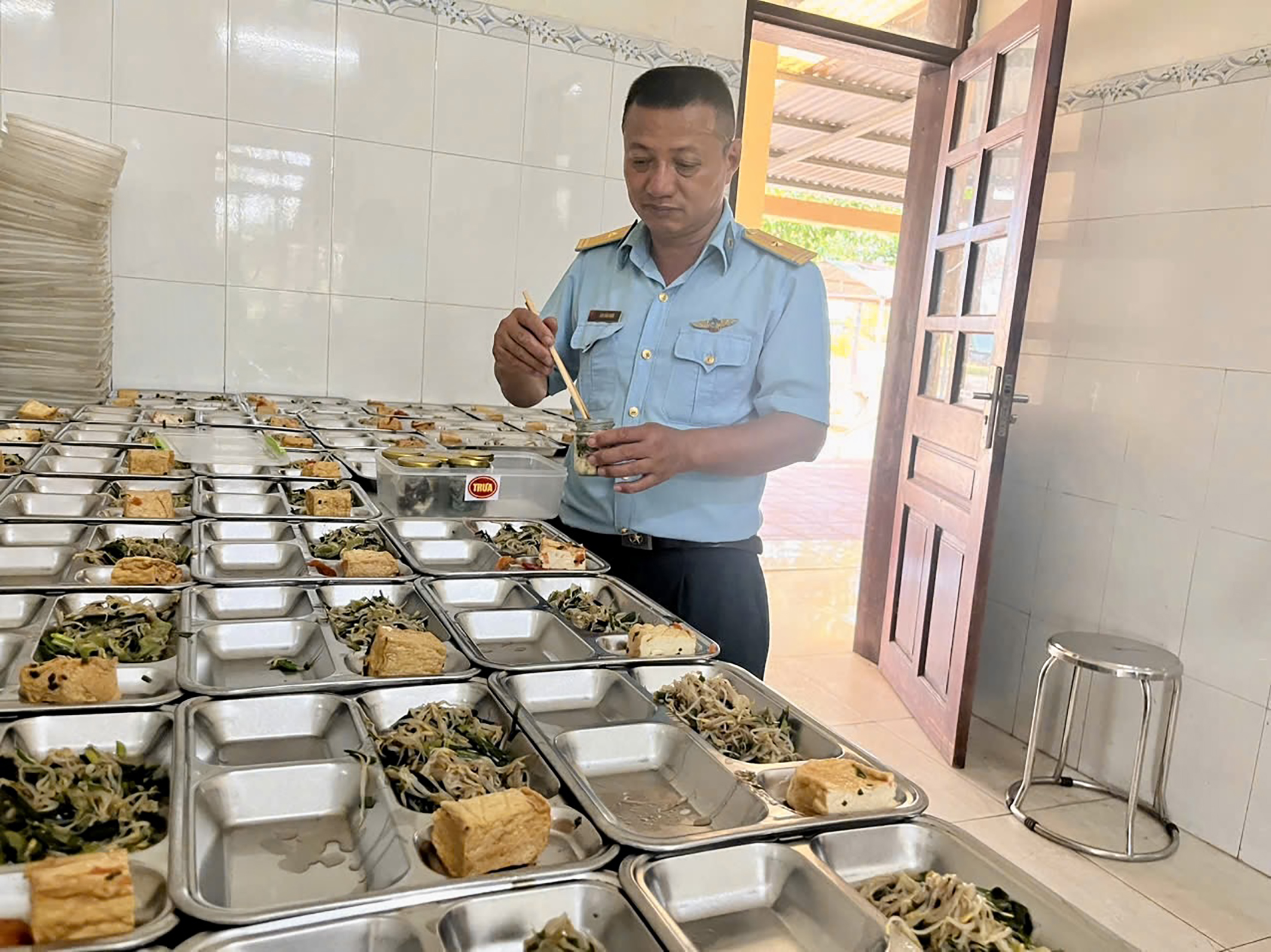 Tiểu đoàn 57, Trung đoàn 261 thực hiện có hiệu quả phong trào thi đua “Ngành Hậu cần quân đội làm theo lời Bác Hồ dạy”. Trong ảnh: Bữa ăn của cán bộ, chiến sĩ tại Tiểu đoàn 57 được chuẩn bị chu đáo, kỹ lưỡng.