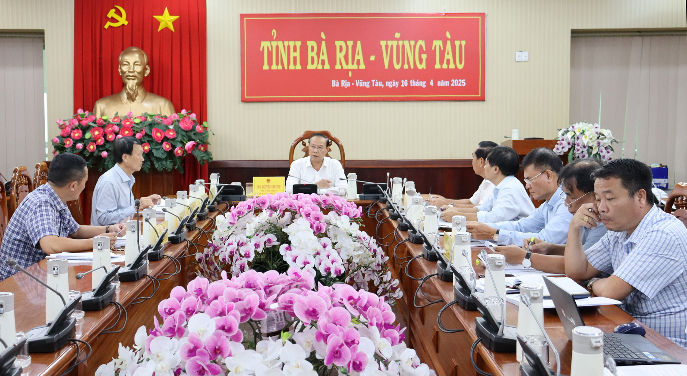 Ông Nguyễn Văn Thọ, Chủ tịch UBND tỉnh chủ trì cuộc họp.
