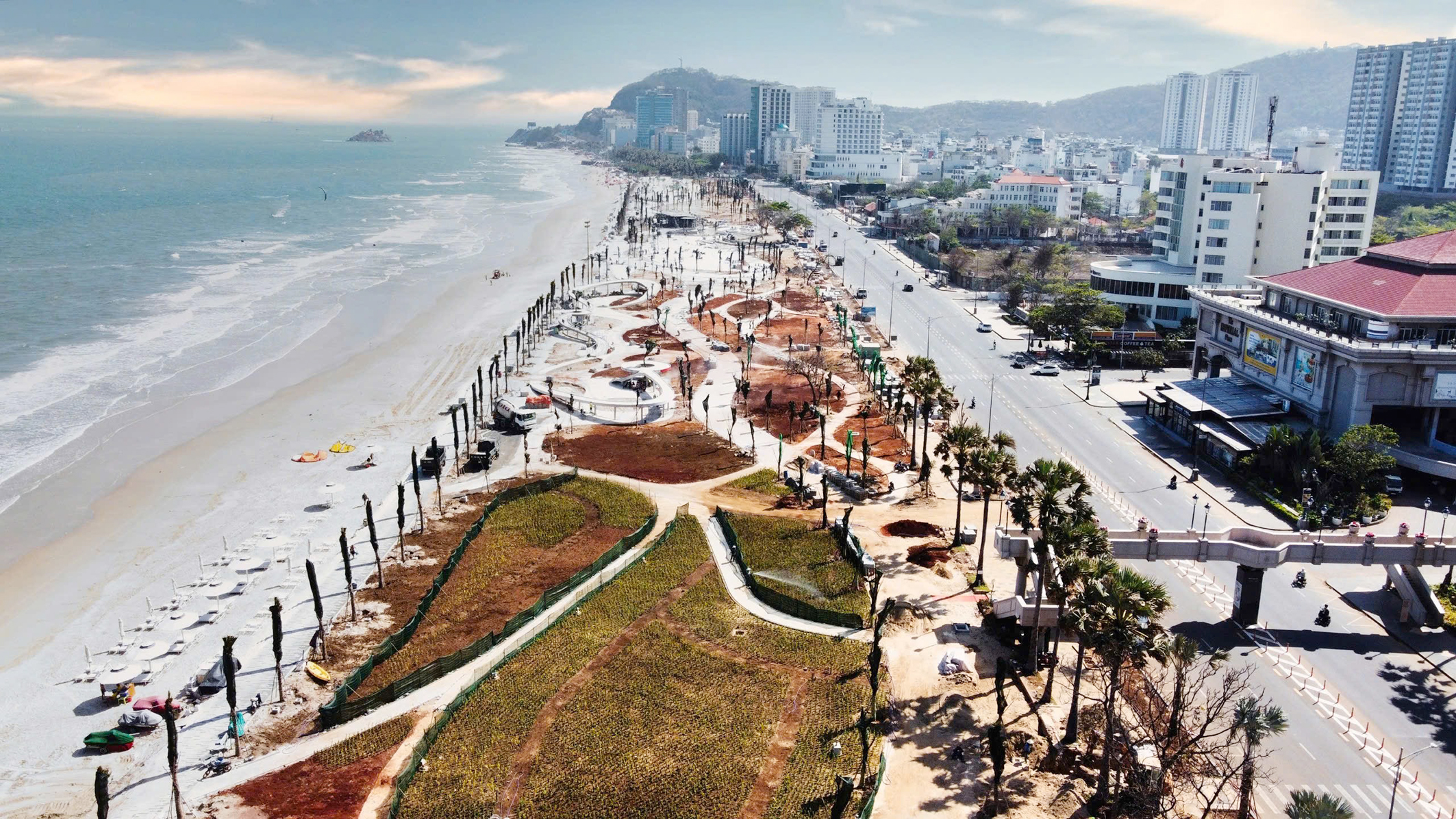 Toàn cảnh công trường chỉnh trang trục đường Thùy Vân (TP. Vũng Tàu) đang thi công giai đoạn nước rút, với nhiều hạng mục đã dần hoàn thiện.