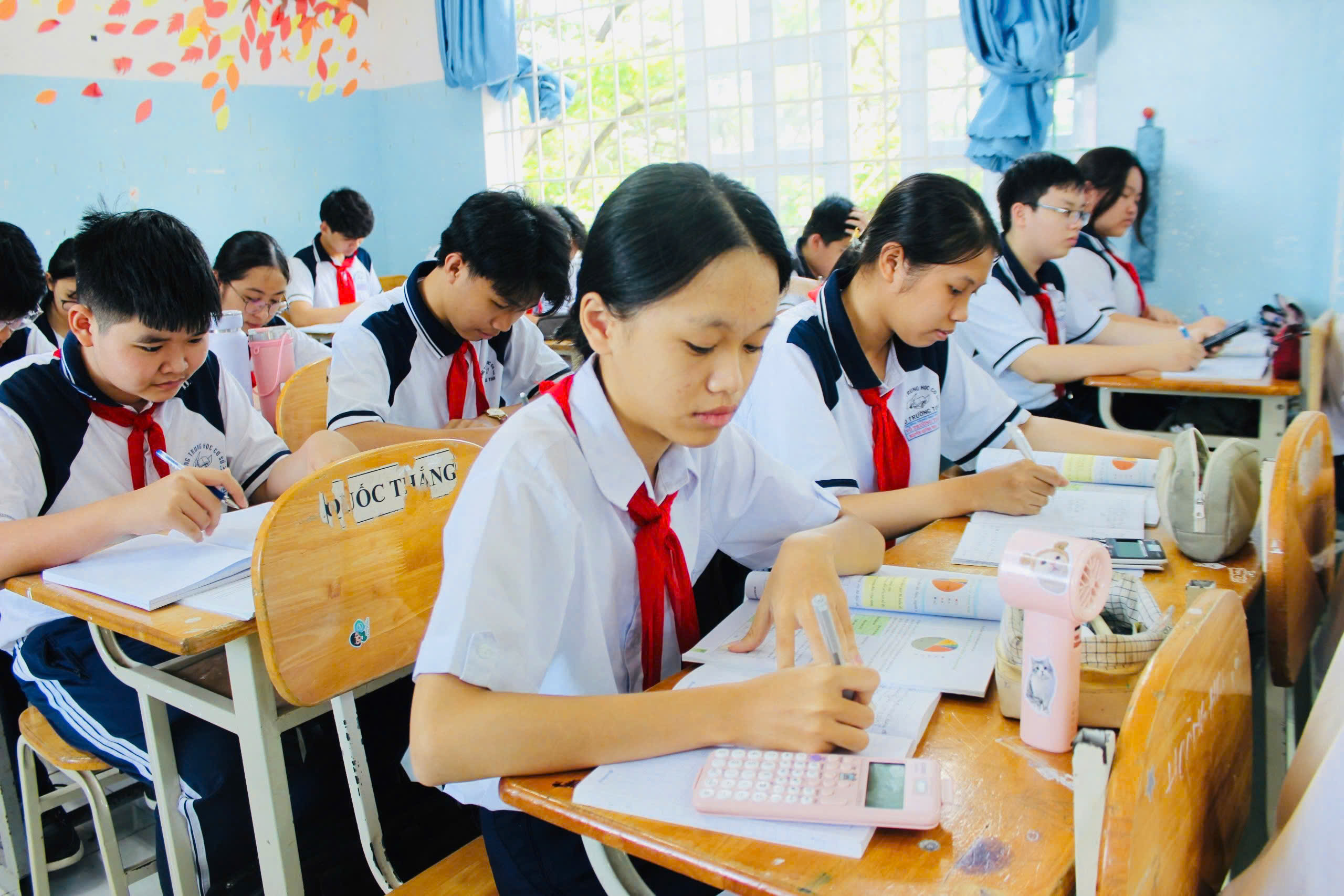 HS lớp 9 gấp rút ôn tập chuẩn bị cho các kỳ thi thử.