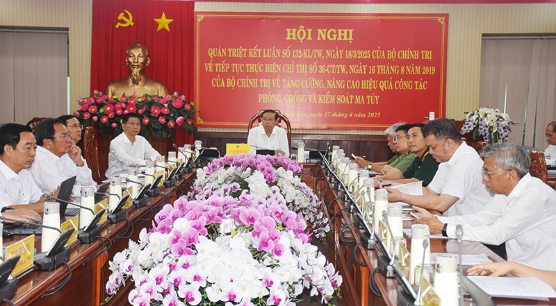 Ông Nguyễn Văn Thọ, Phó Bí thư Tỉnh ủy, Chủ tịch UBND tỉnh chủ trì hội nghị tại đầu cầu tỉnh Bà Rịa-Vũng Tàu. 