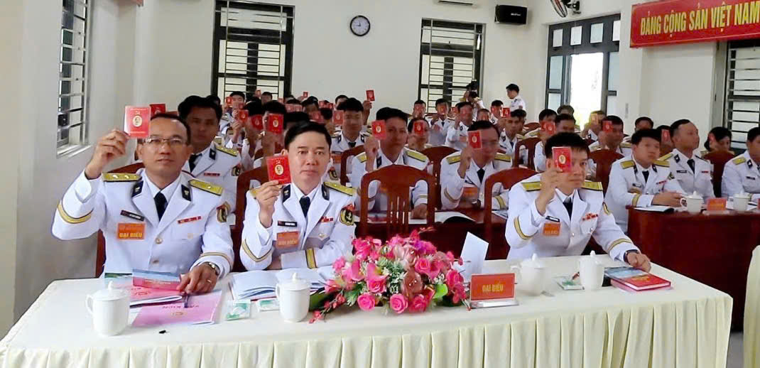 Các đại biểu biểu quyết thông qua các nội dung đại hội.