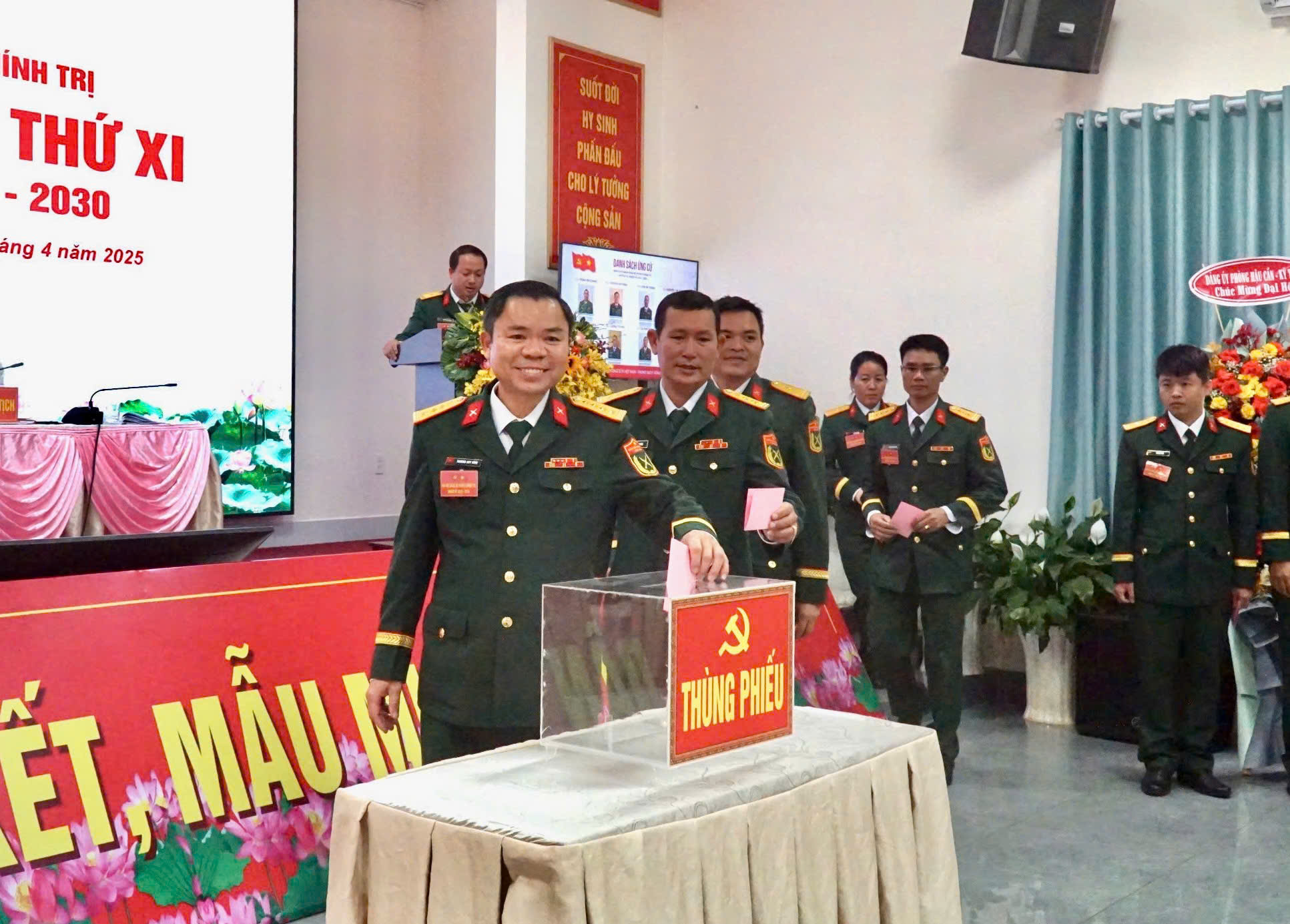 Các đại biểu bỏ phiếu bầu BCH Đảng bộ phòng Chính trị, Bộ CHQS tỉnh lần thứ XI, nhiệm kỳ 2025-2030.