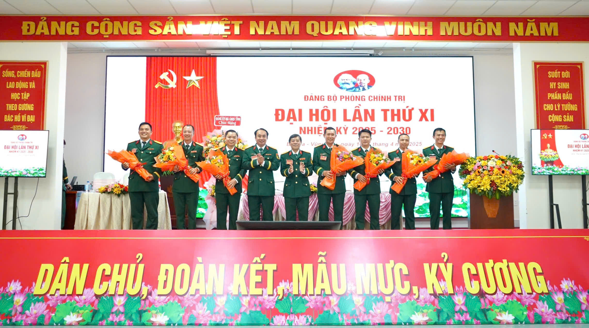 Ban chấp hành Đảng bộ phòng Chính trị lần thứ XI, nhiệm kỳ 2025-2030 ra mắt đại hội.