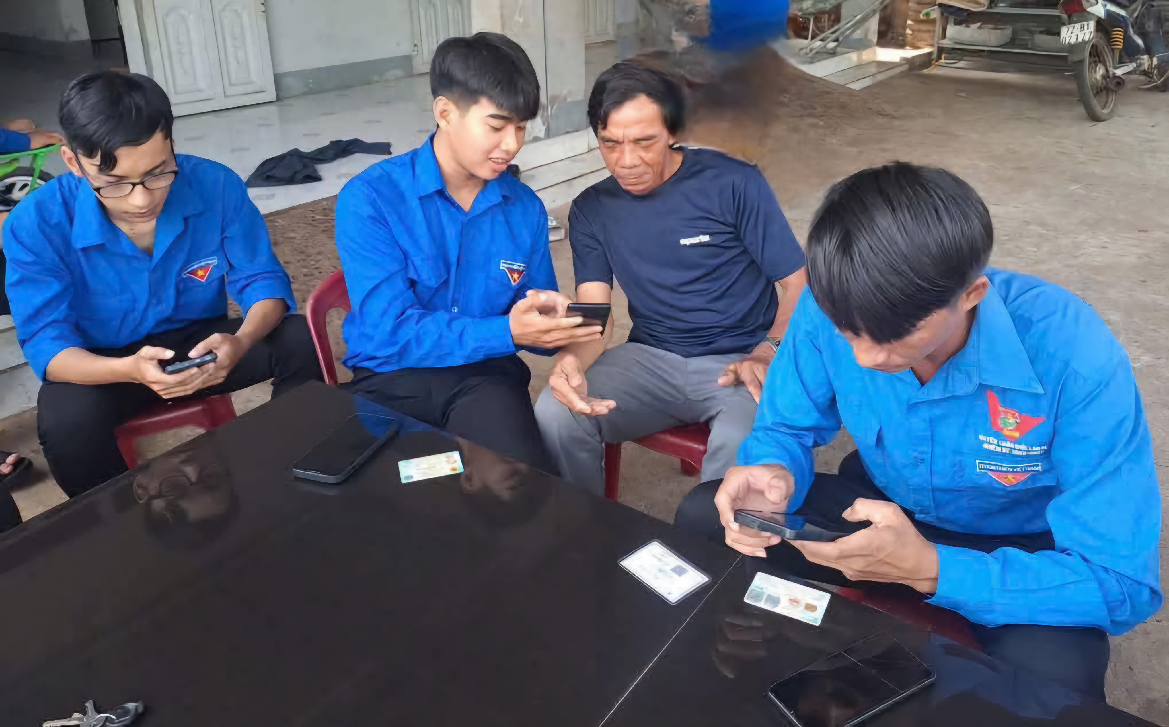 Lực lượng ĐVTN huyện Châu Đức ra quân hướng dẫn, hỗ trợ người dân tích hợp thẻ Bảo hiểm y tế vào VNeID.