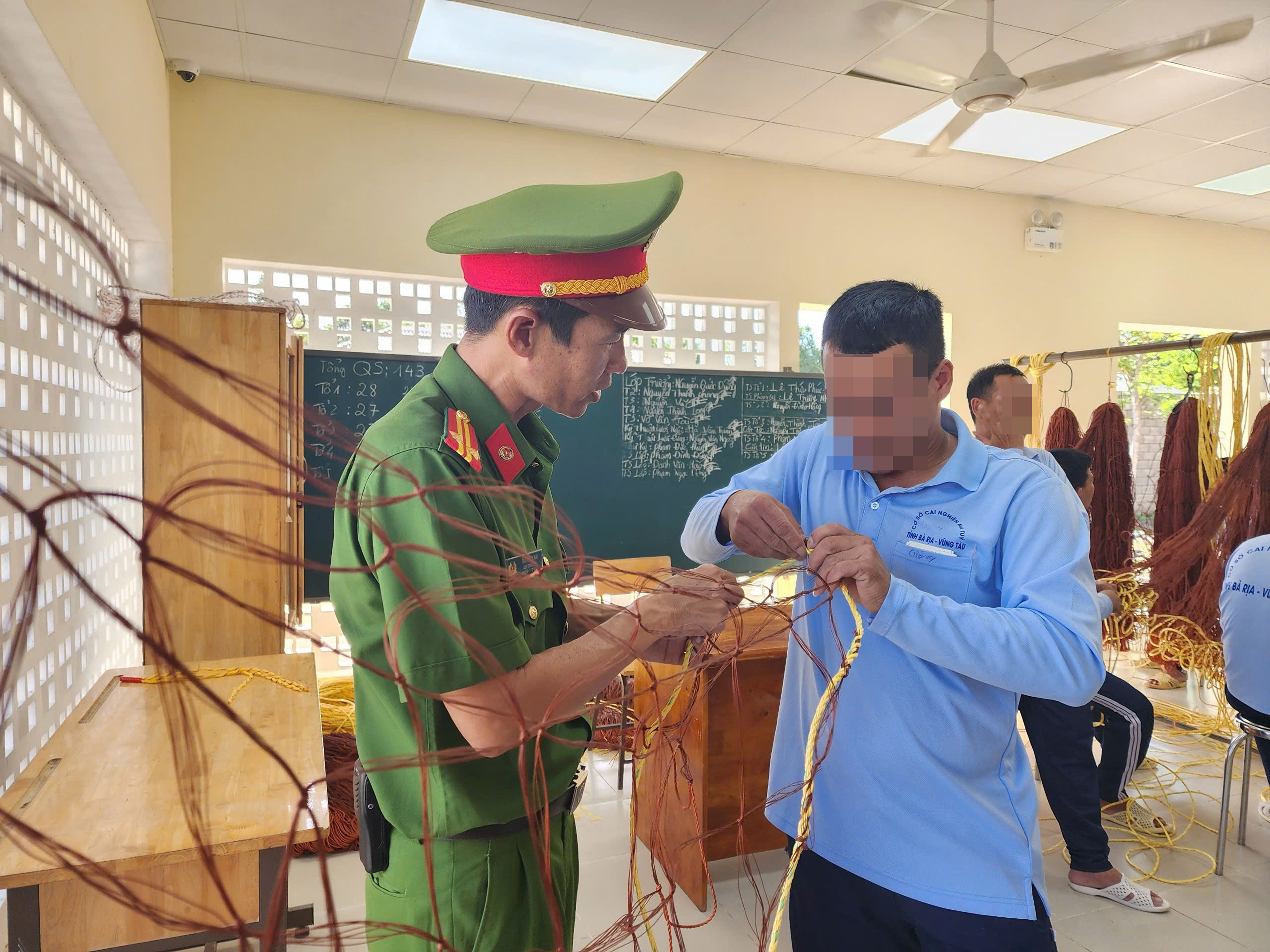 Cán bộ Cơ sở Cai nghiện ma túy thăm hỏi, động viên học viên học đan lưới.